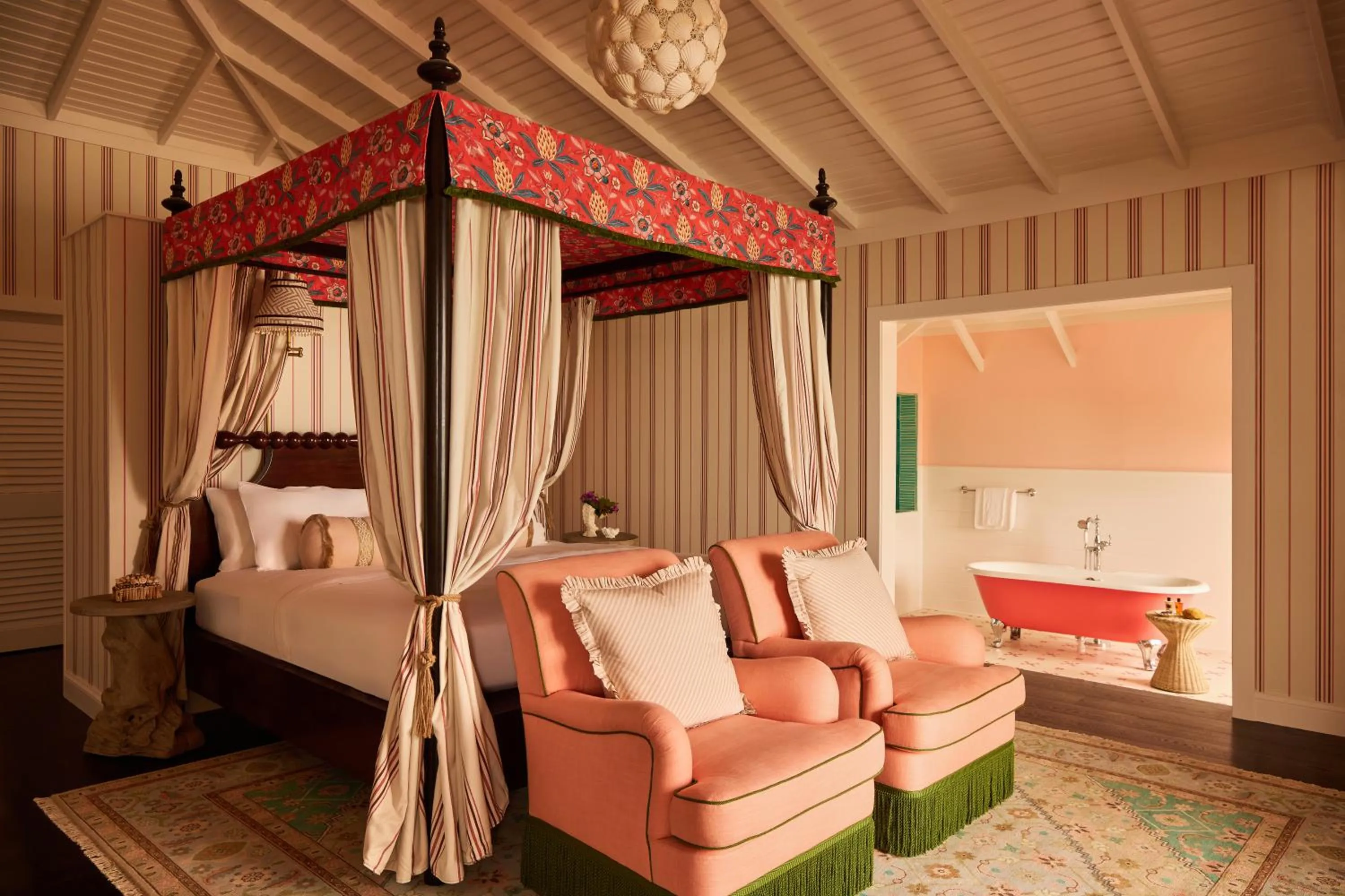 Bed in Coral Sands Inn & Cottages