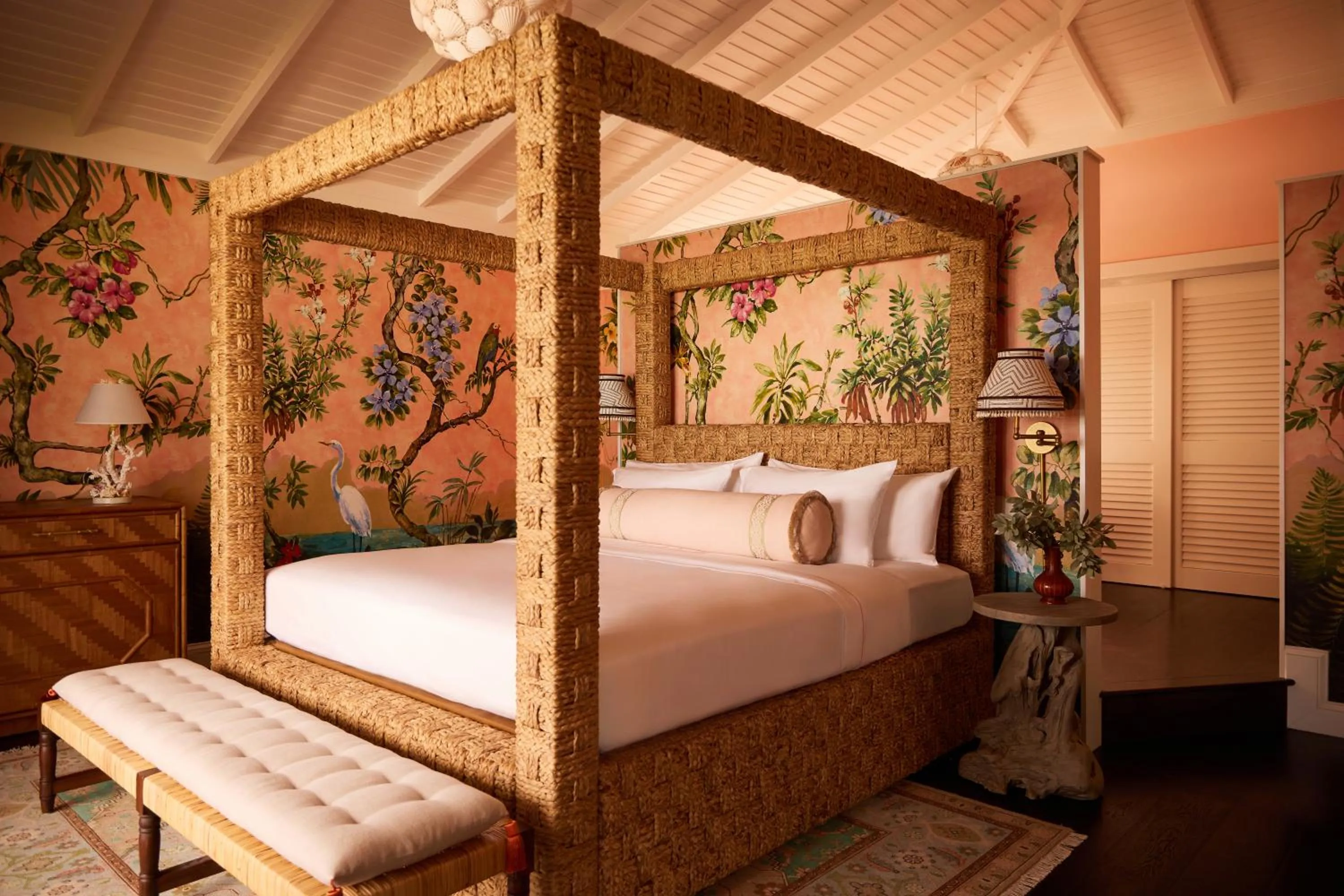 Bed in Coral Sands Inn & Cottages