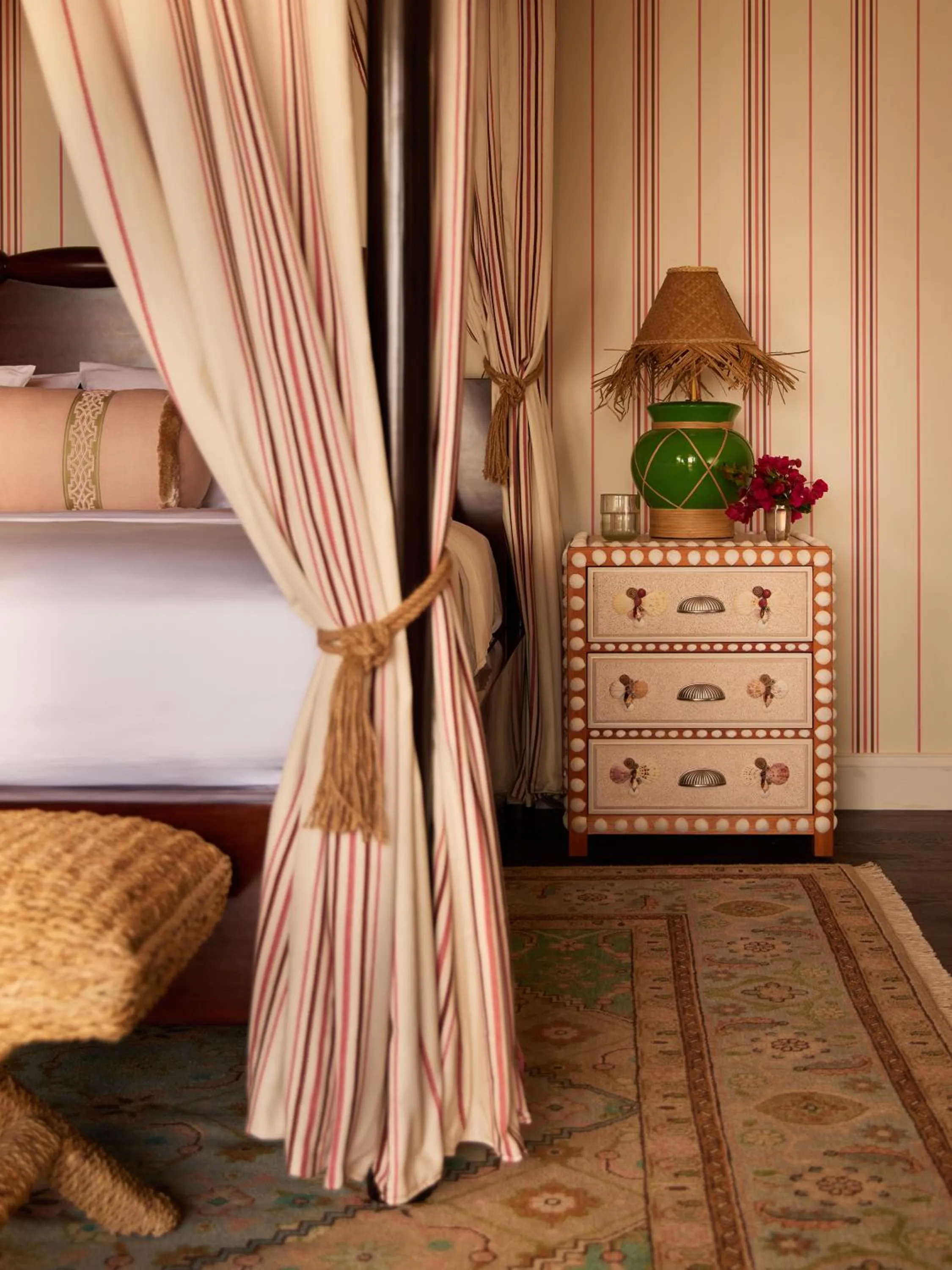 Bed in Coral Sands Inn & Cottages