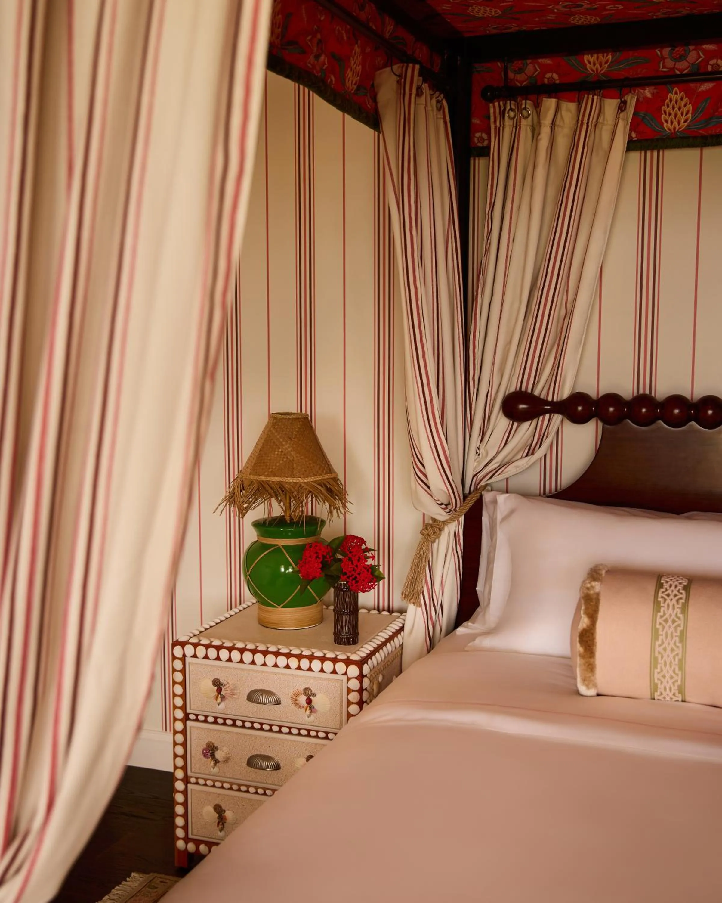 Bed in Coral Sands Inn & Cottages