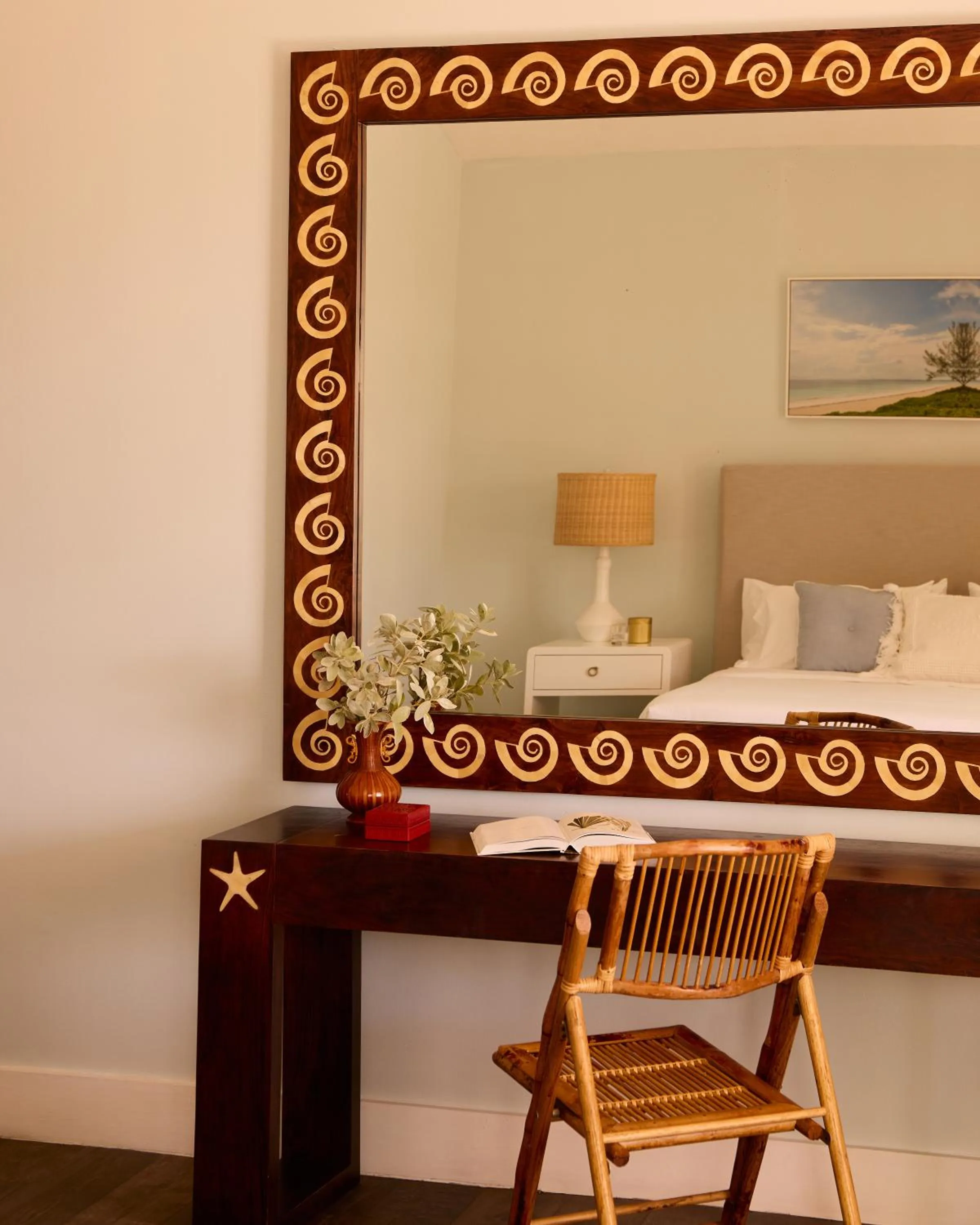 Seating area, Bed in Coral Sands Inn & Cottages