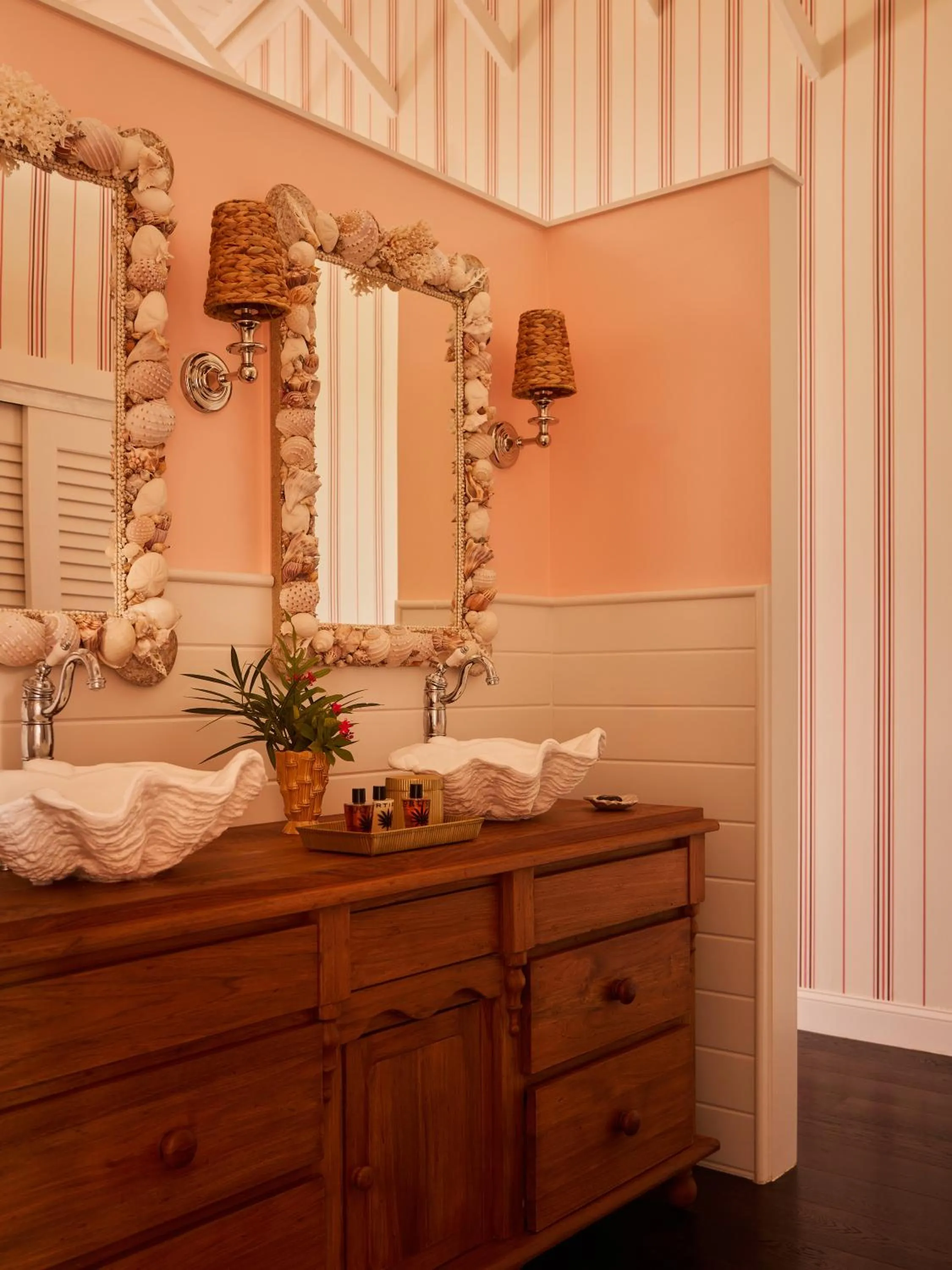 Bathroom in Coral Sands Inn & Cottages