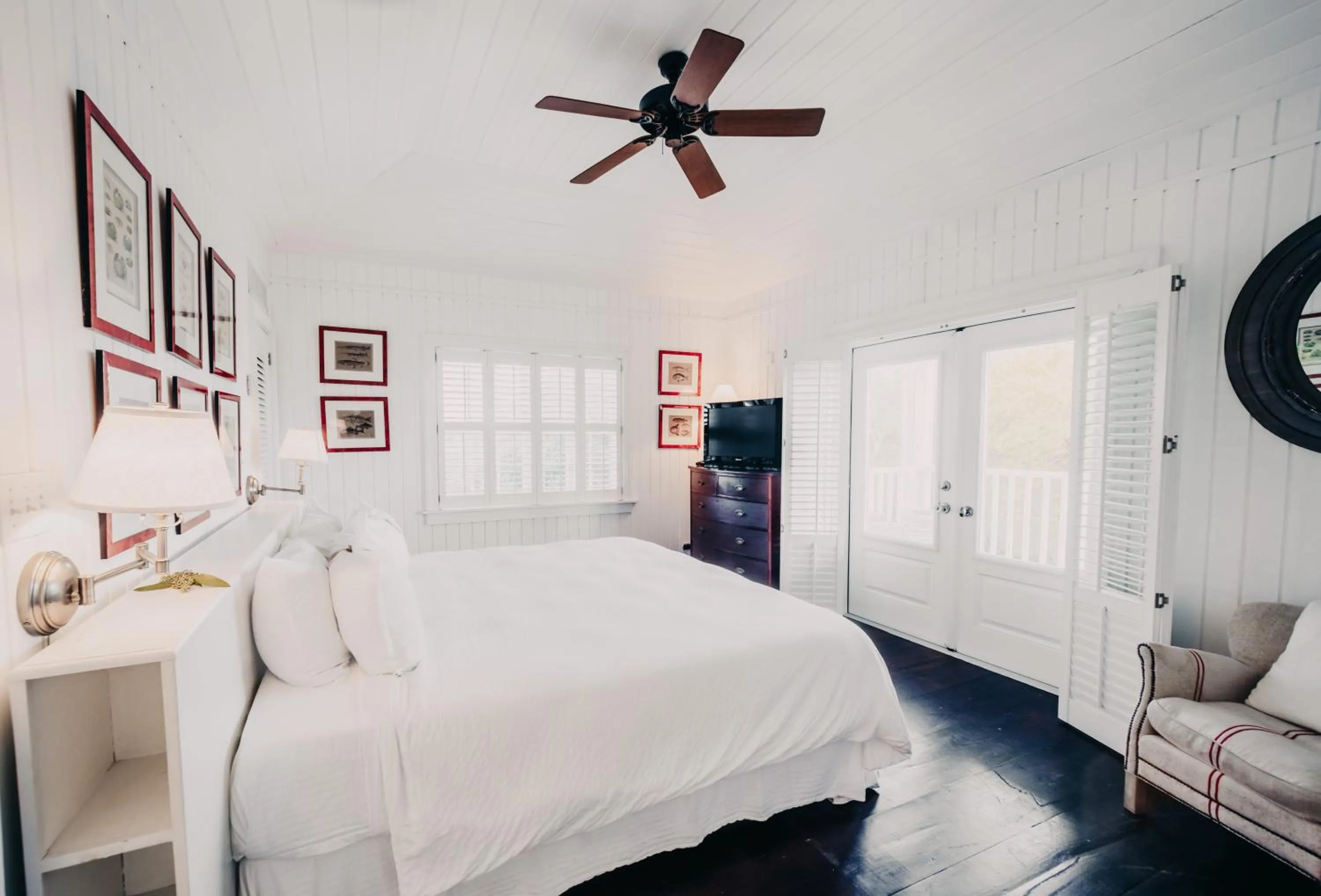 Bedroom, Bed in Pink Sands Resort