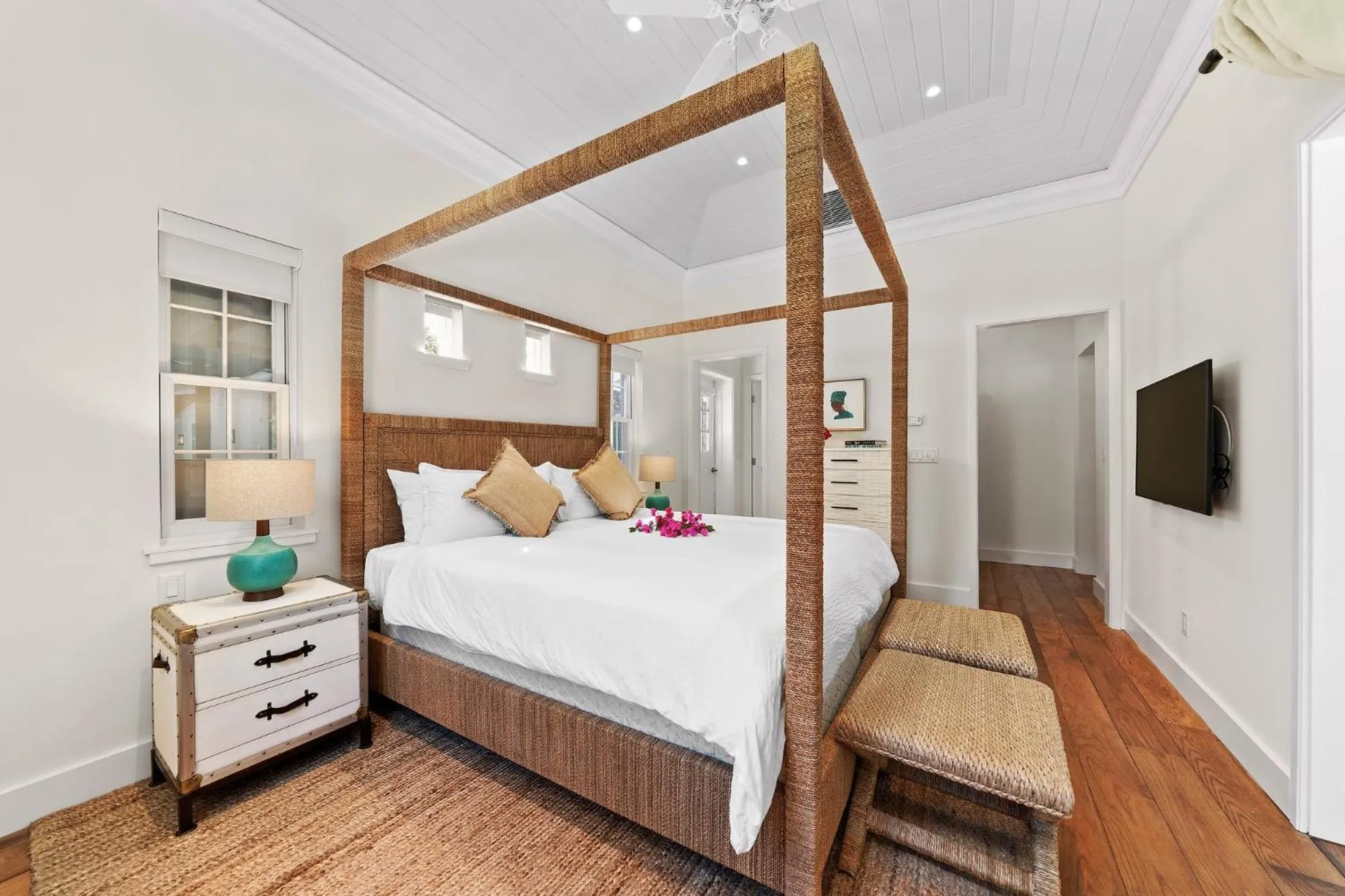 Bedroom, Bed in Pink Sands Resort