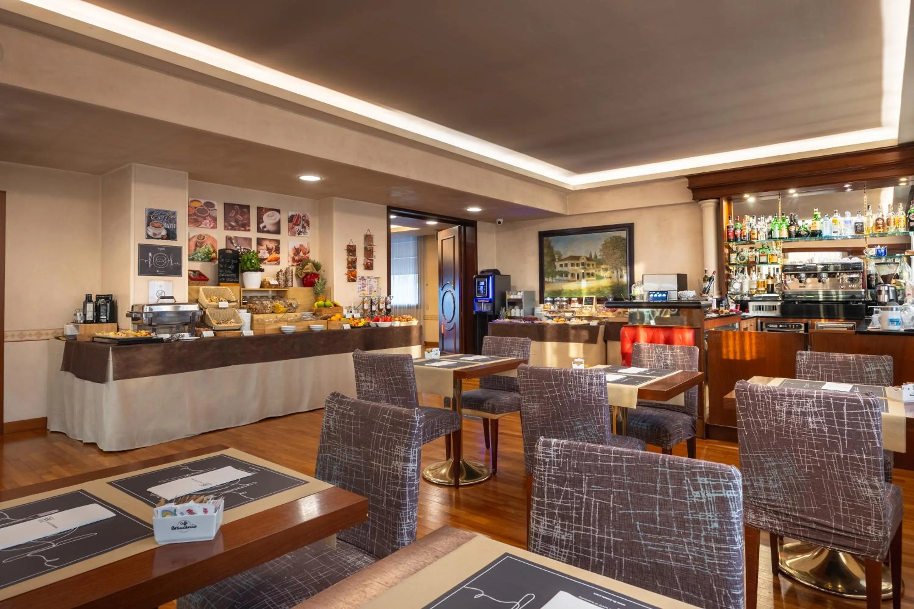 Breakfast in iH Hotels Padova Admiral