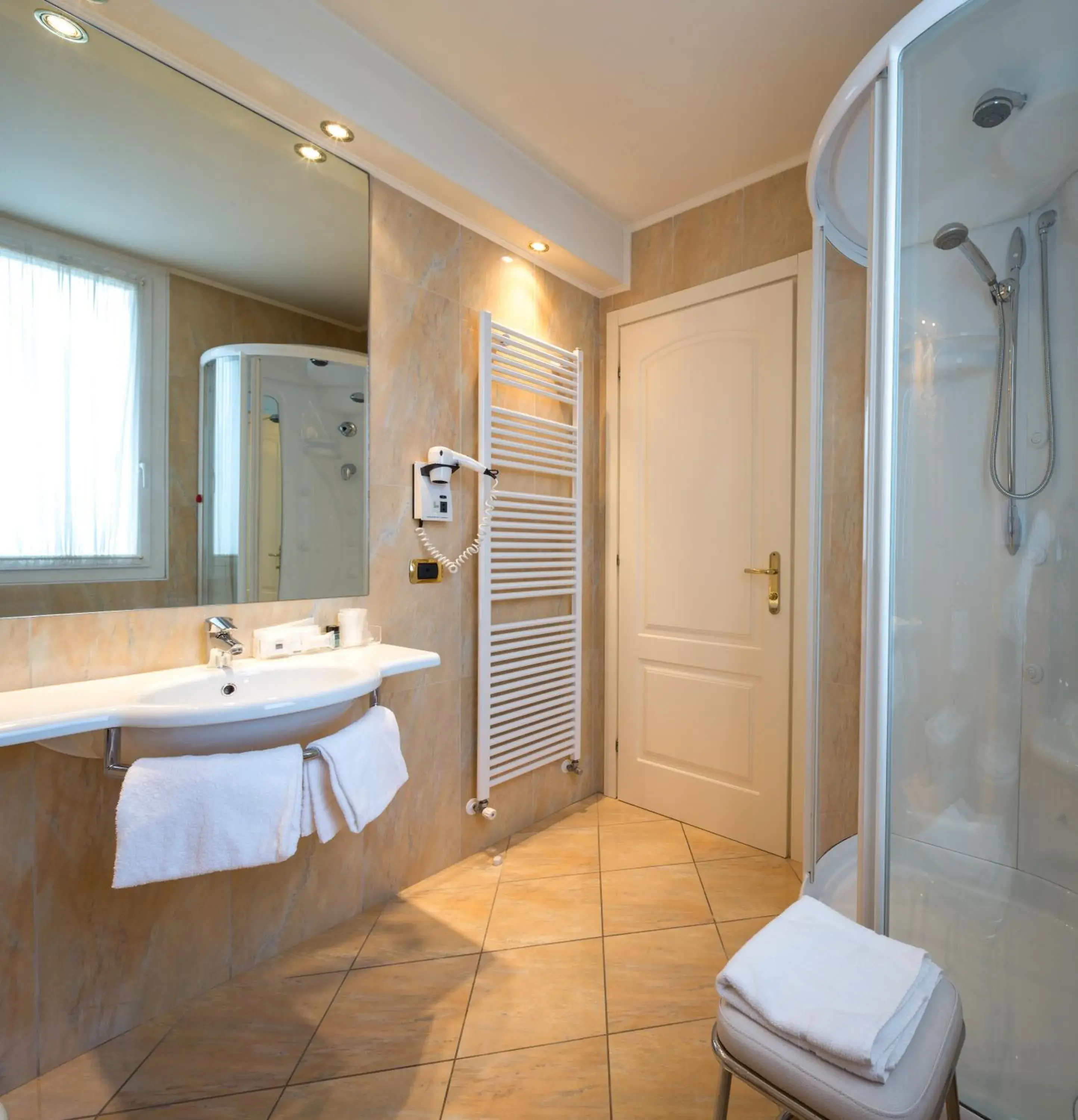 Shower, Bathroom in iH Hotels Padova Admiral