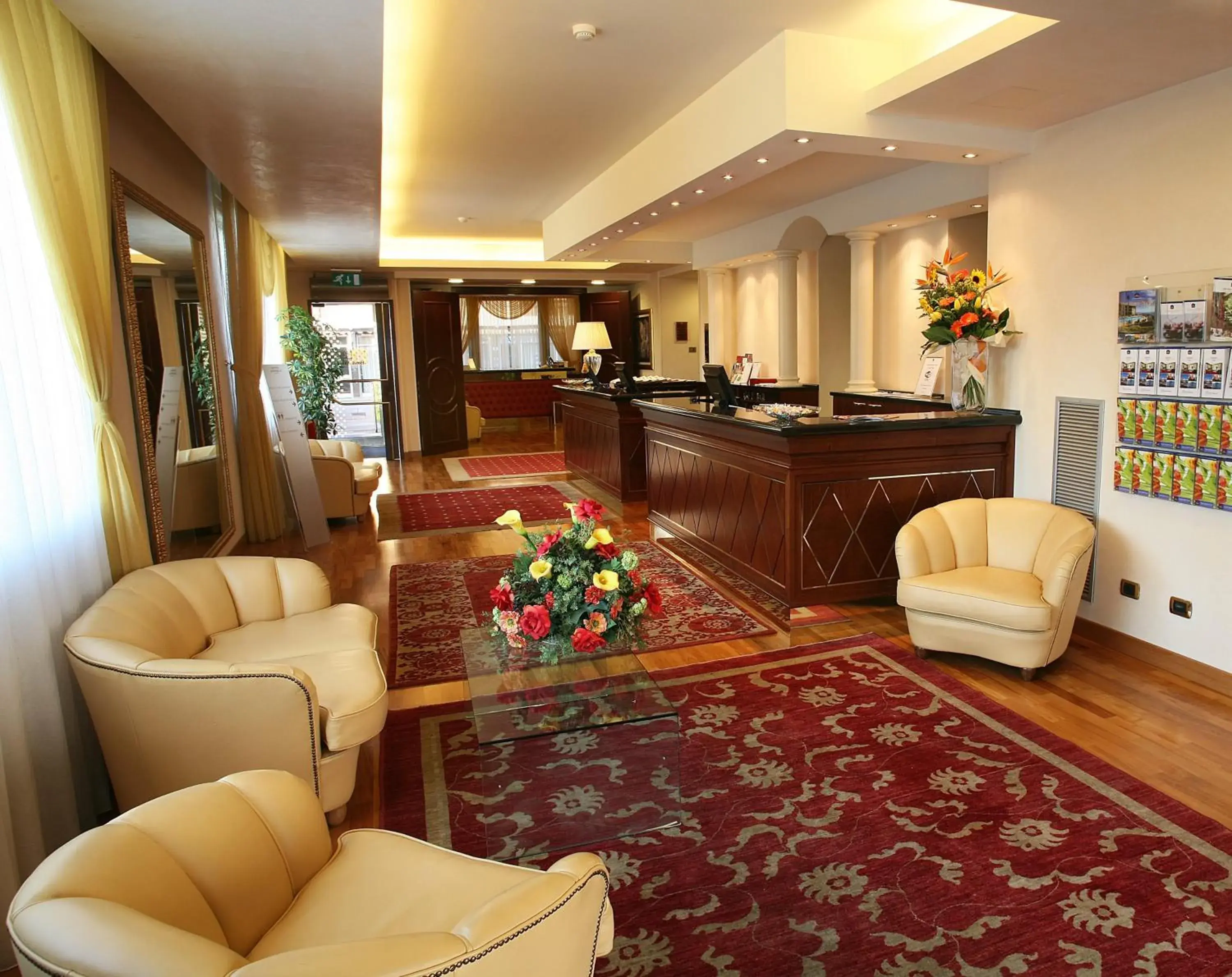 Seating area, Lobby/Reception in iH Hotels Padova Admiral