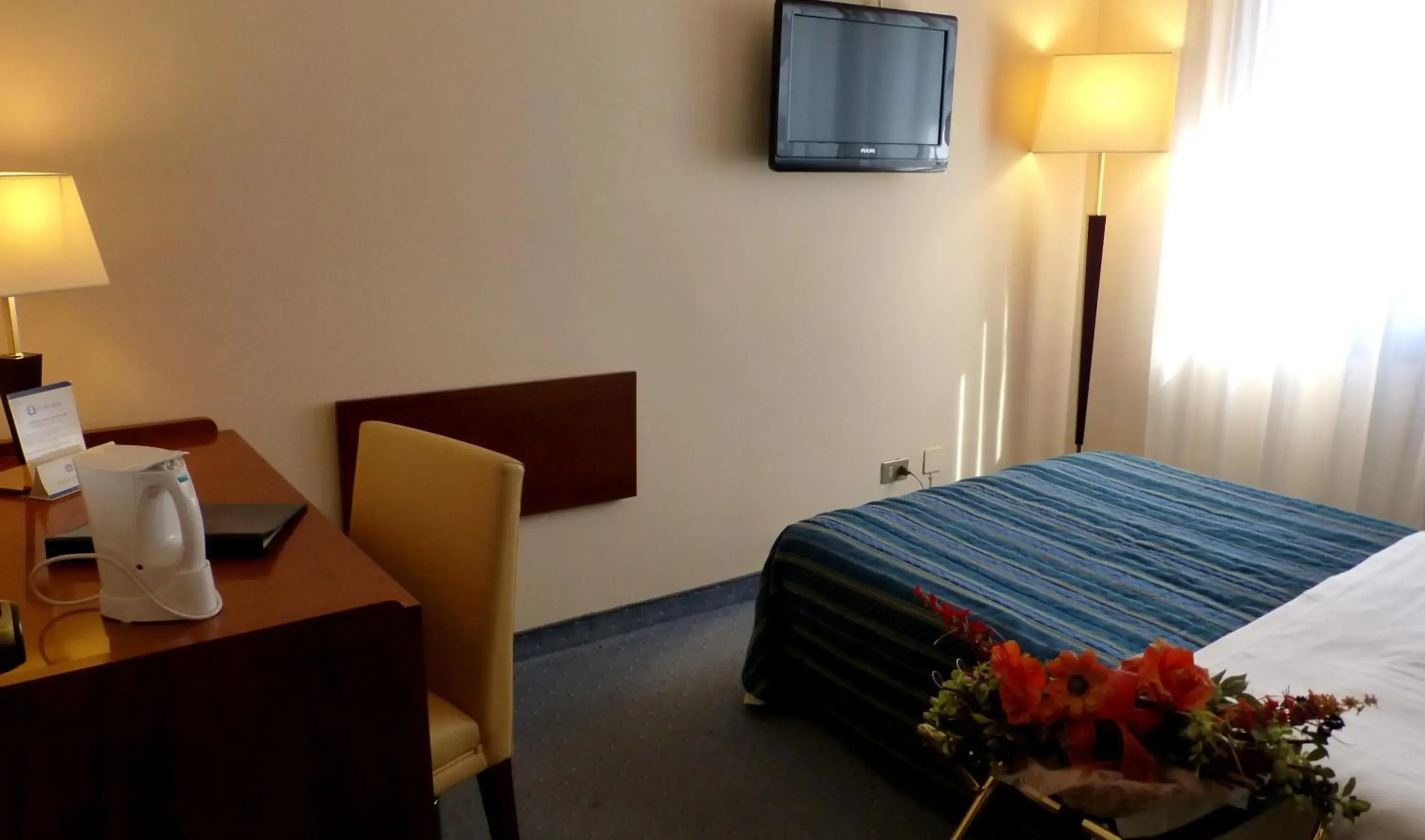 Bedroom, TV/Entertainment Center in iH Hotels Padova Admiral