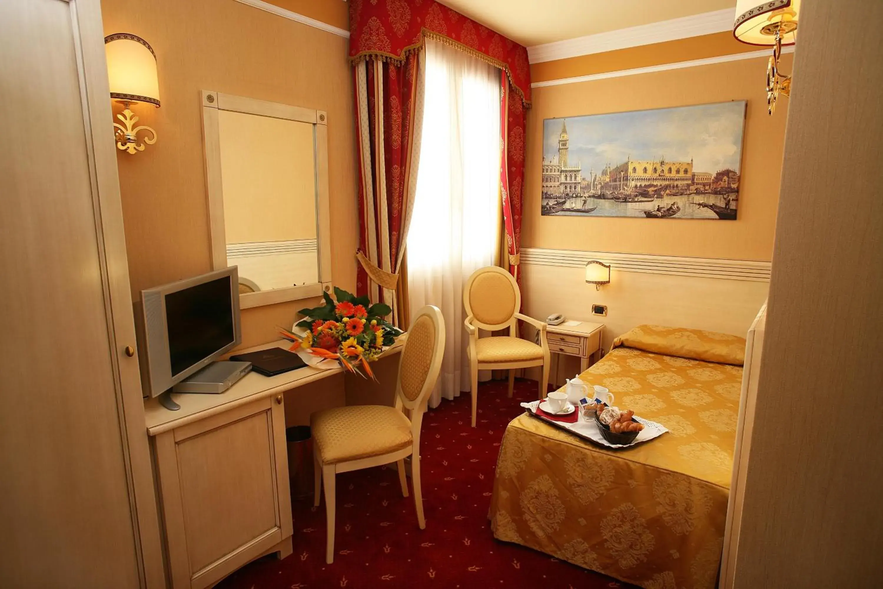 Photo of the whole room, TV/Entertainment Center in iH Hotels Padova Admiral