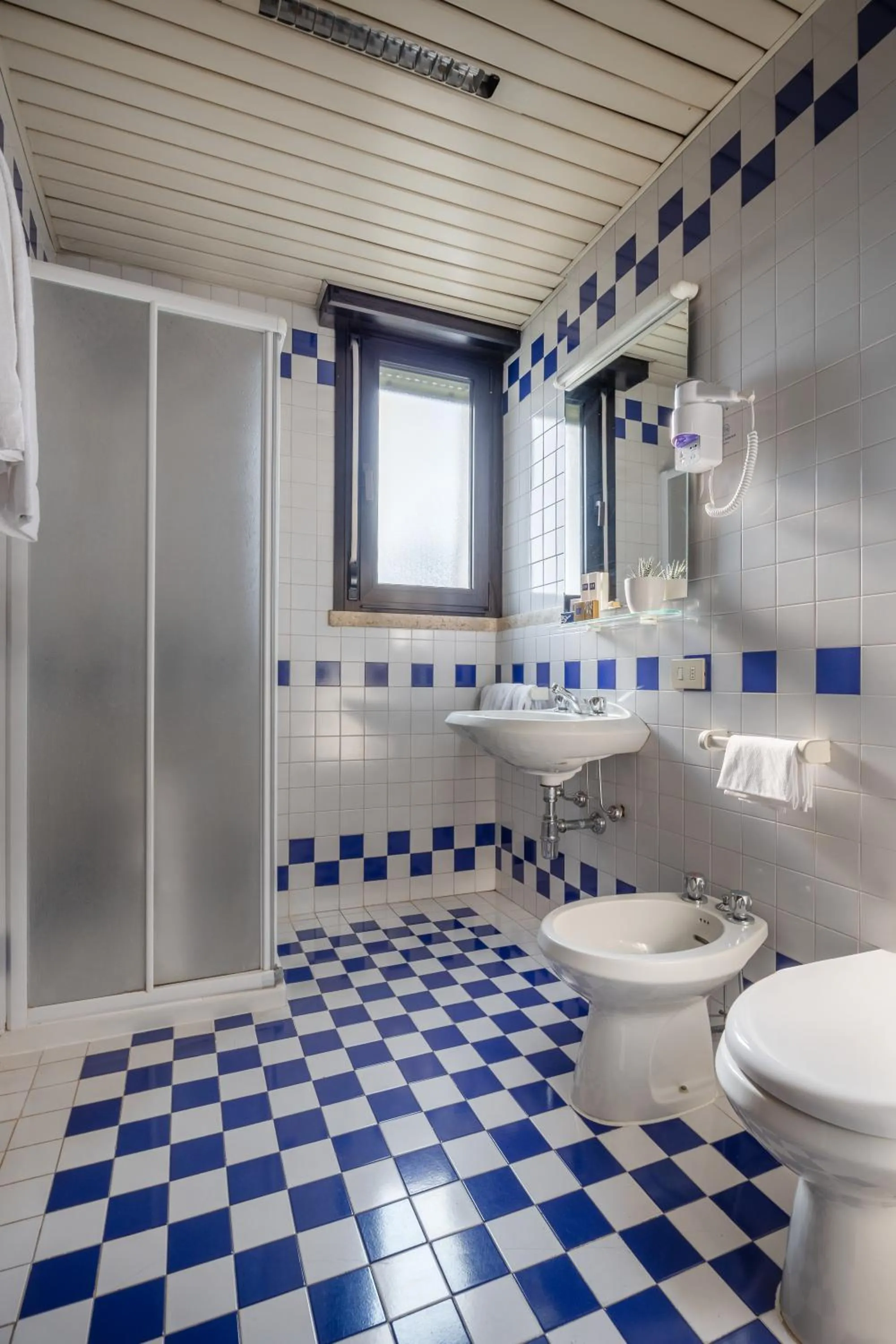 Bathroom in iH Hotels Padova Admiral