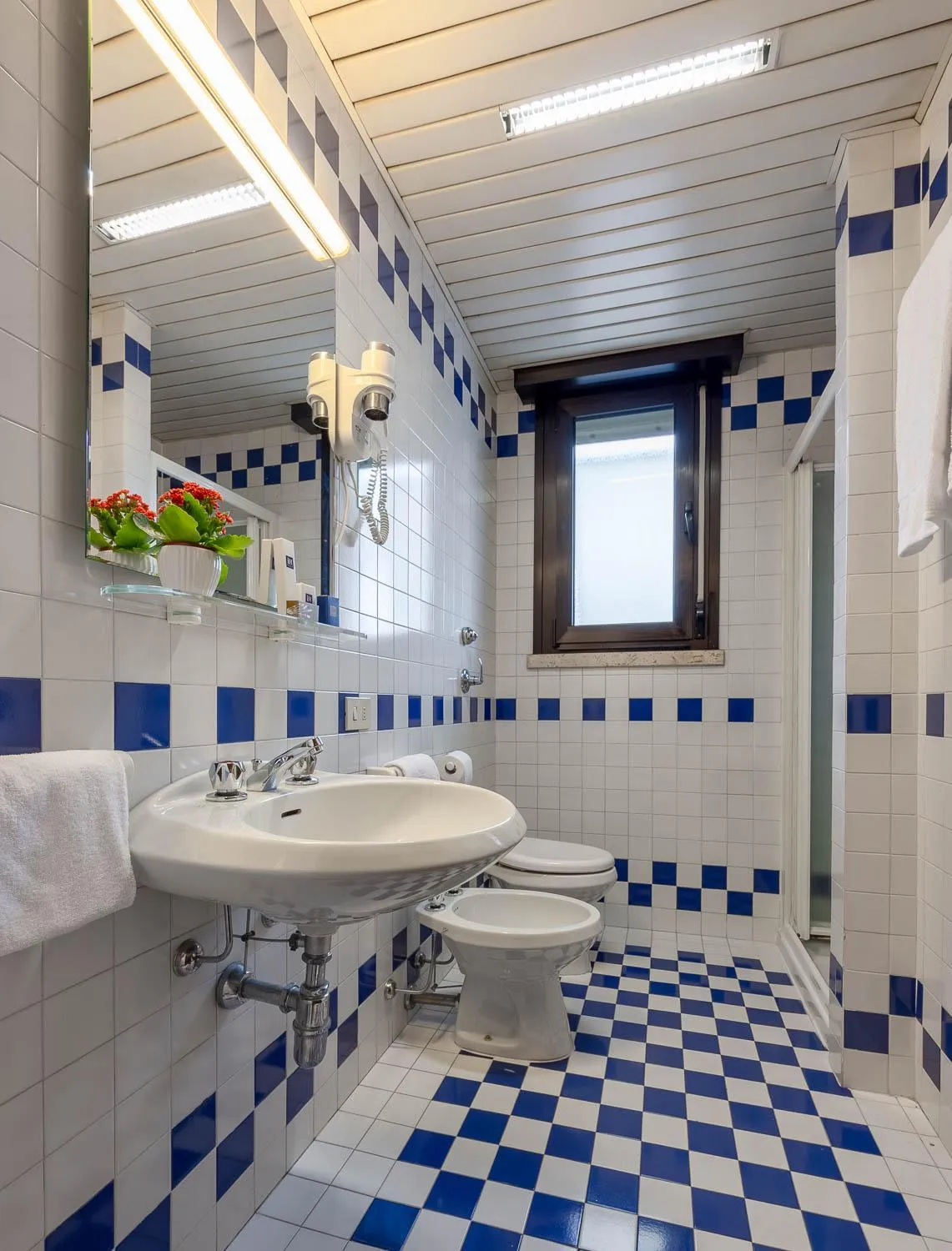 Bathroom in iH Hotels Padova Admiral