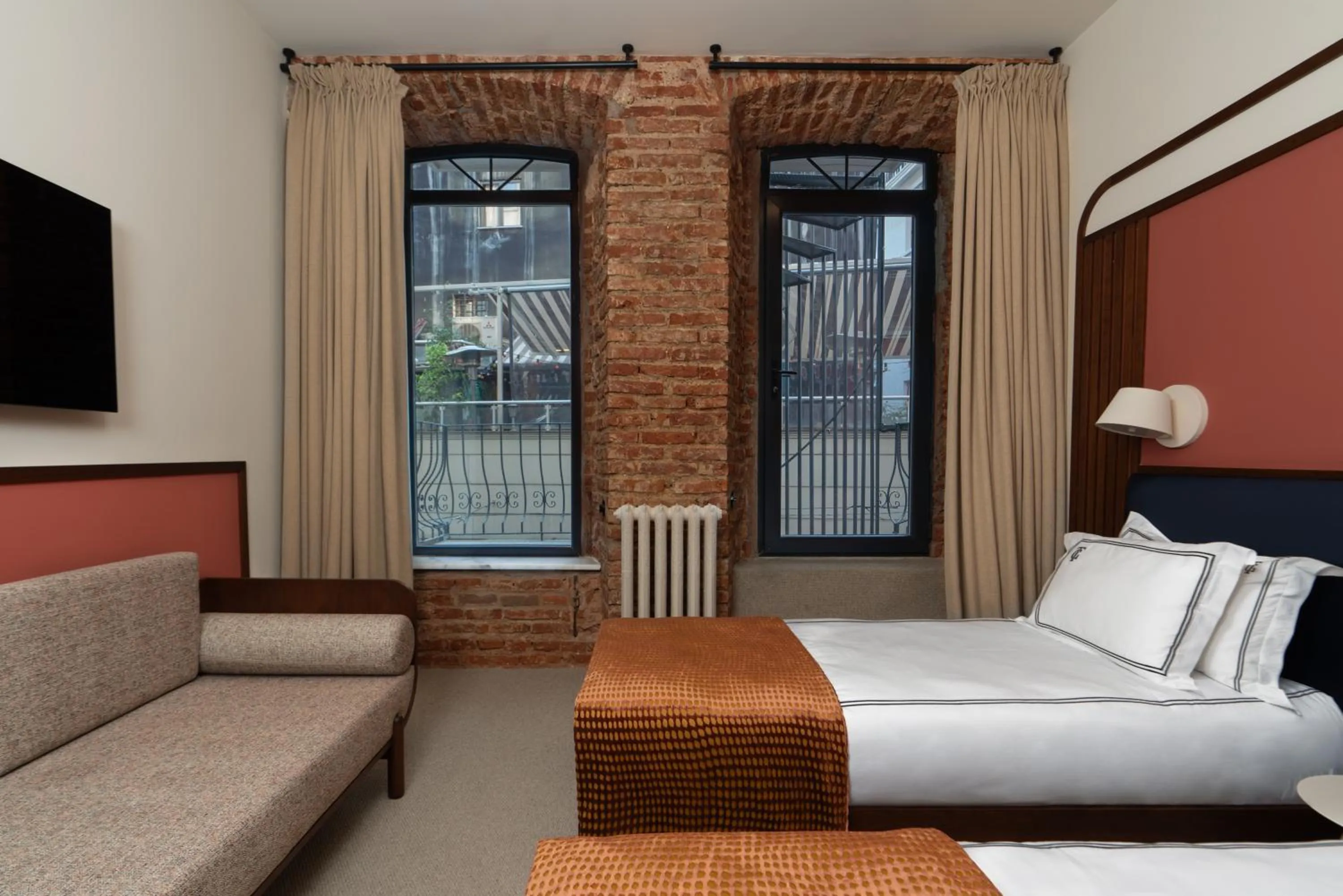 Photo of the whole room, Bed in GentleTom