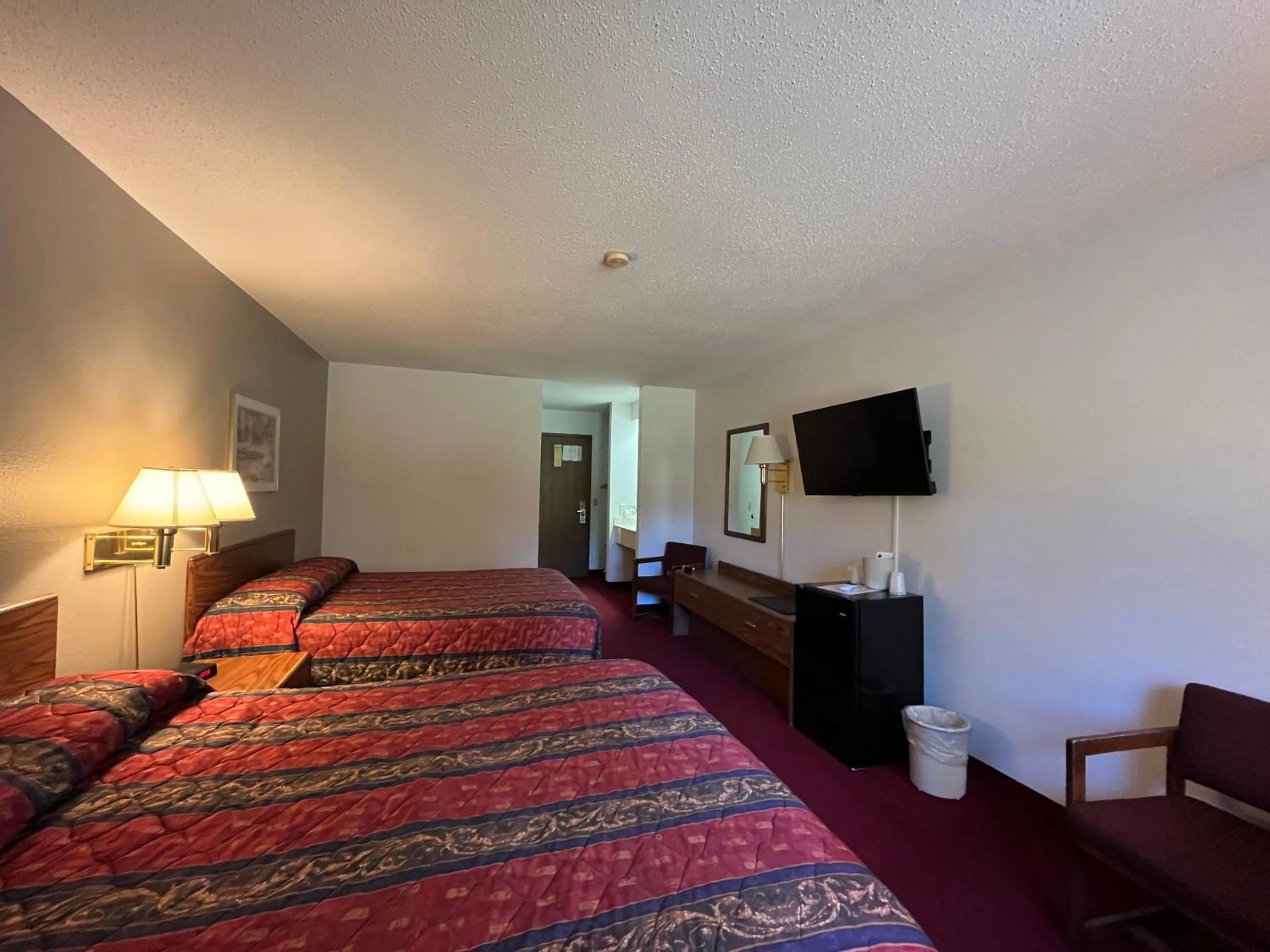 Bed in Boulder Bear Motor Lodge