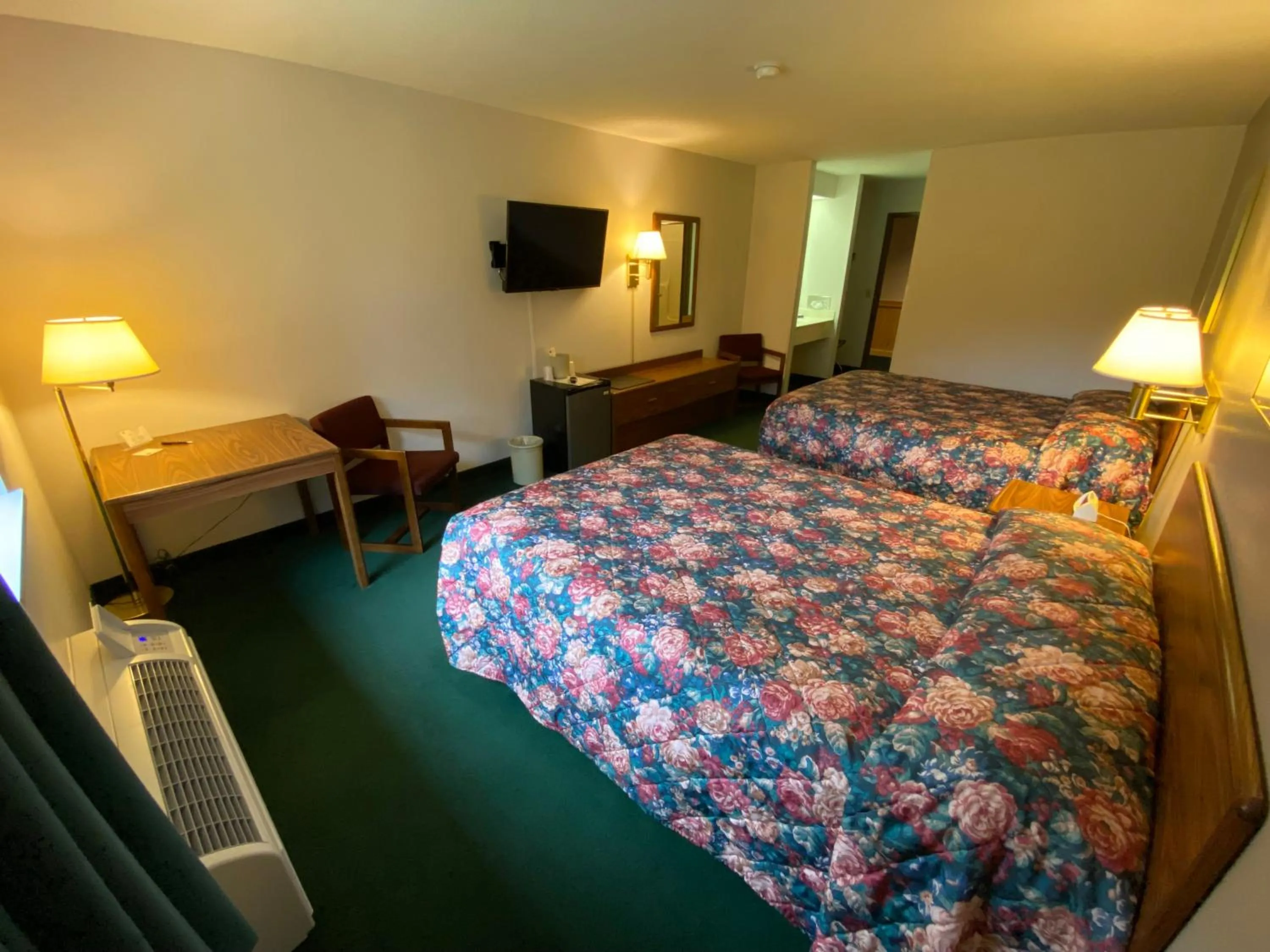 Bedroom, Bed in Boulder Bear Motor Lodge