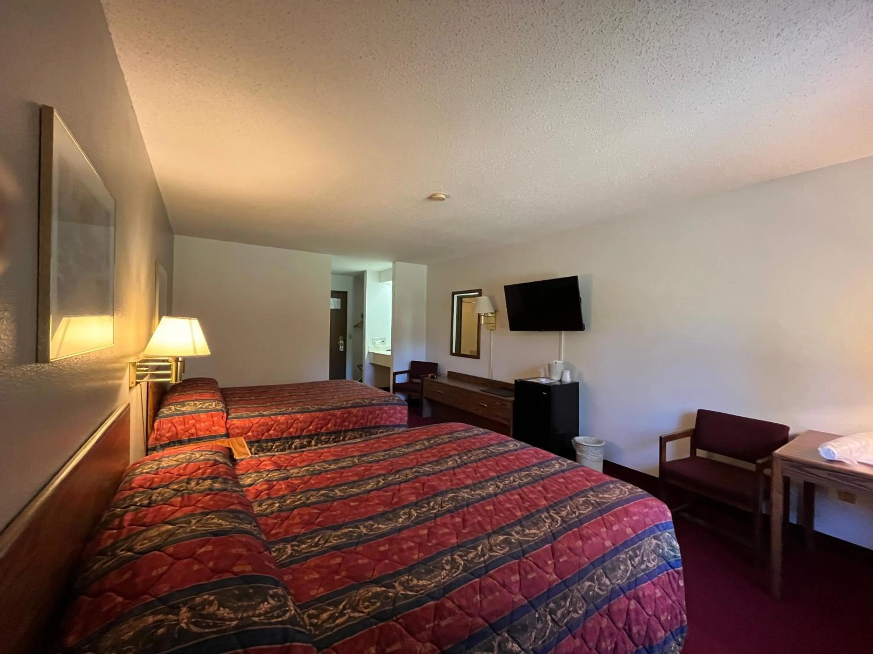 Bed in Boulder Bear Motor Lodge