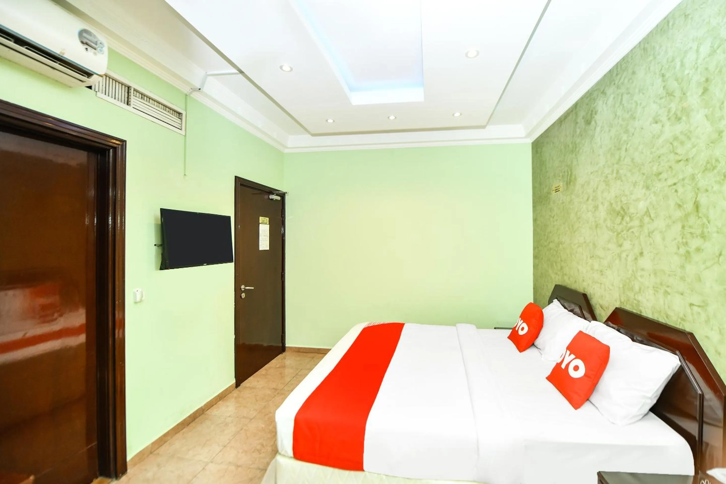 Bedroom, Bed in OYO 137 Marina Hotel