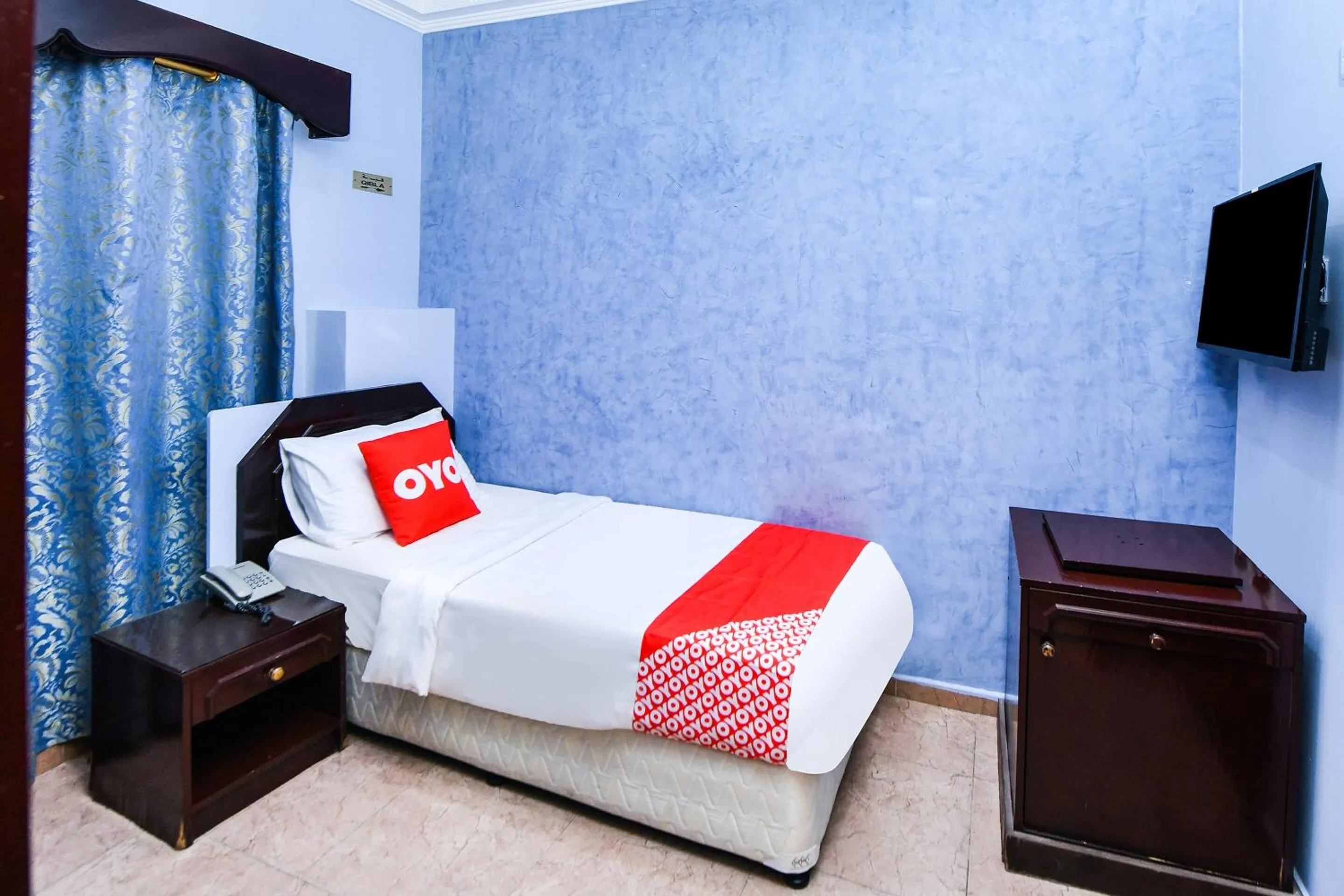 Bedroom, Bed in OYO 137 Marina Hotel