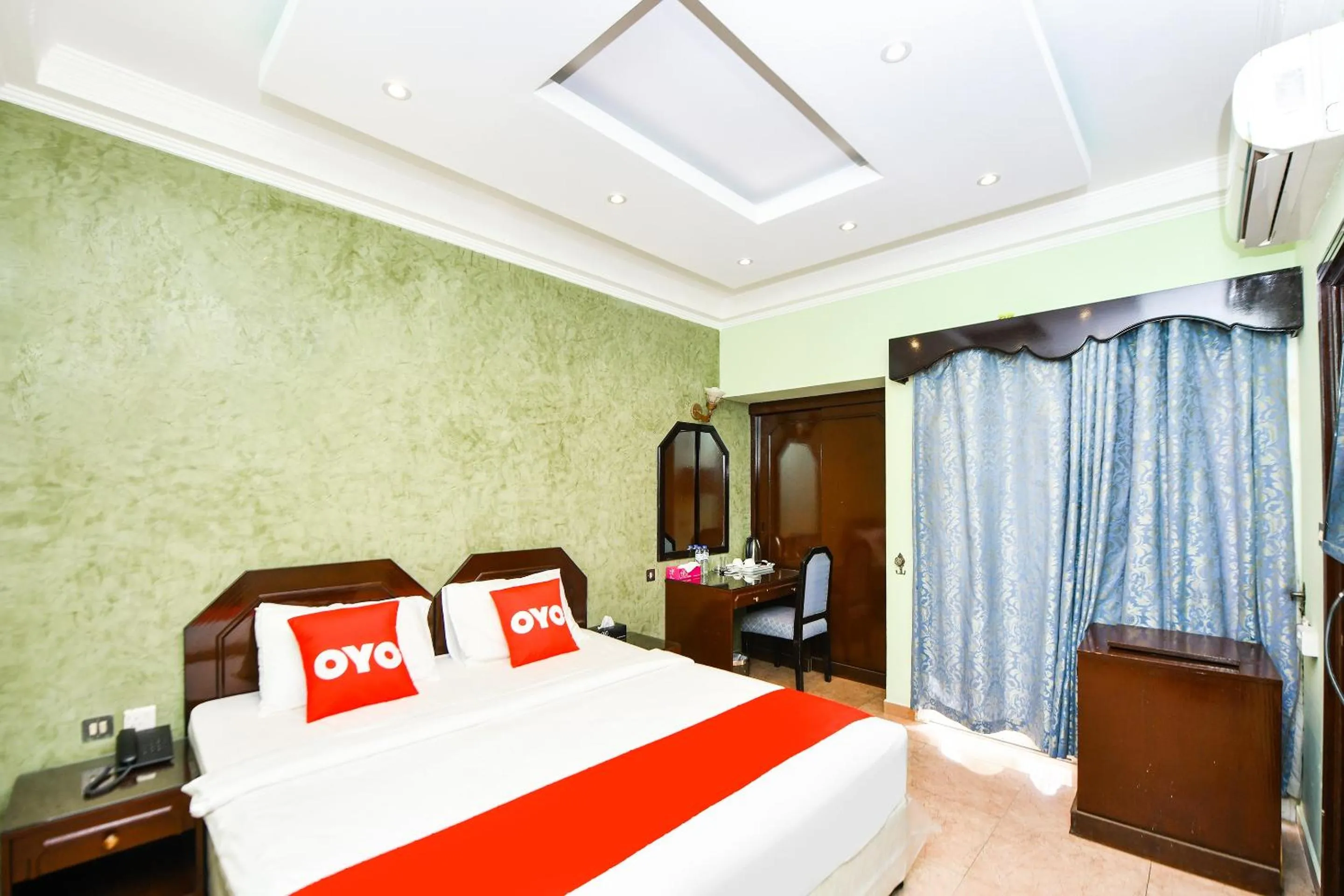 Bedroom, Bed in OYO 137 Marina Hotel