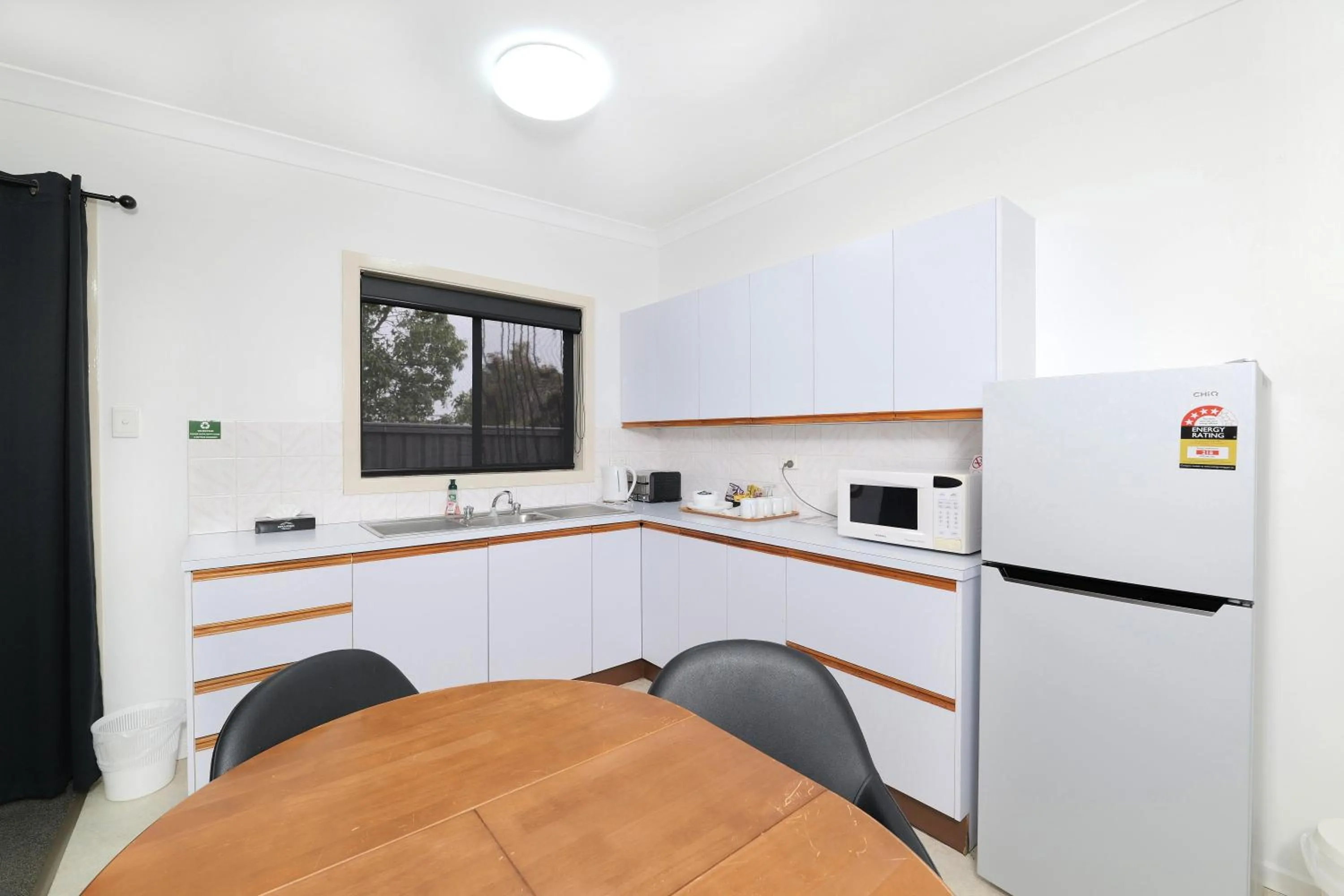 Kitchen or kitchenette in Boggabri Motel