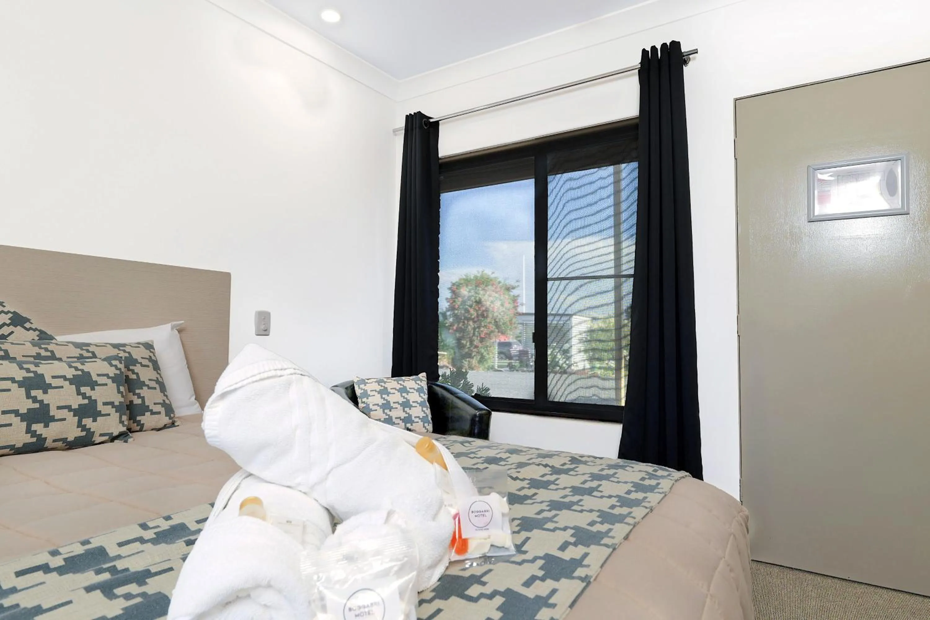 View (from property/room), Bed in Boggabri Motel