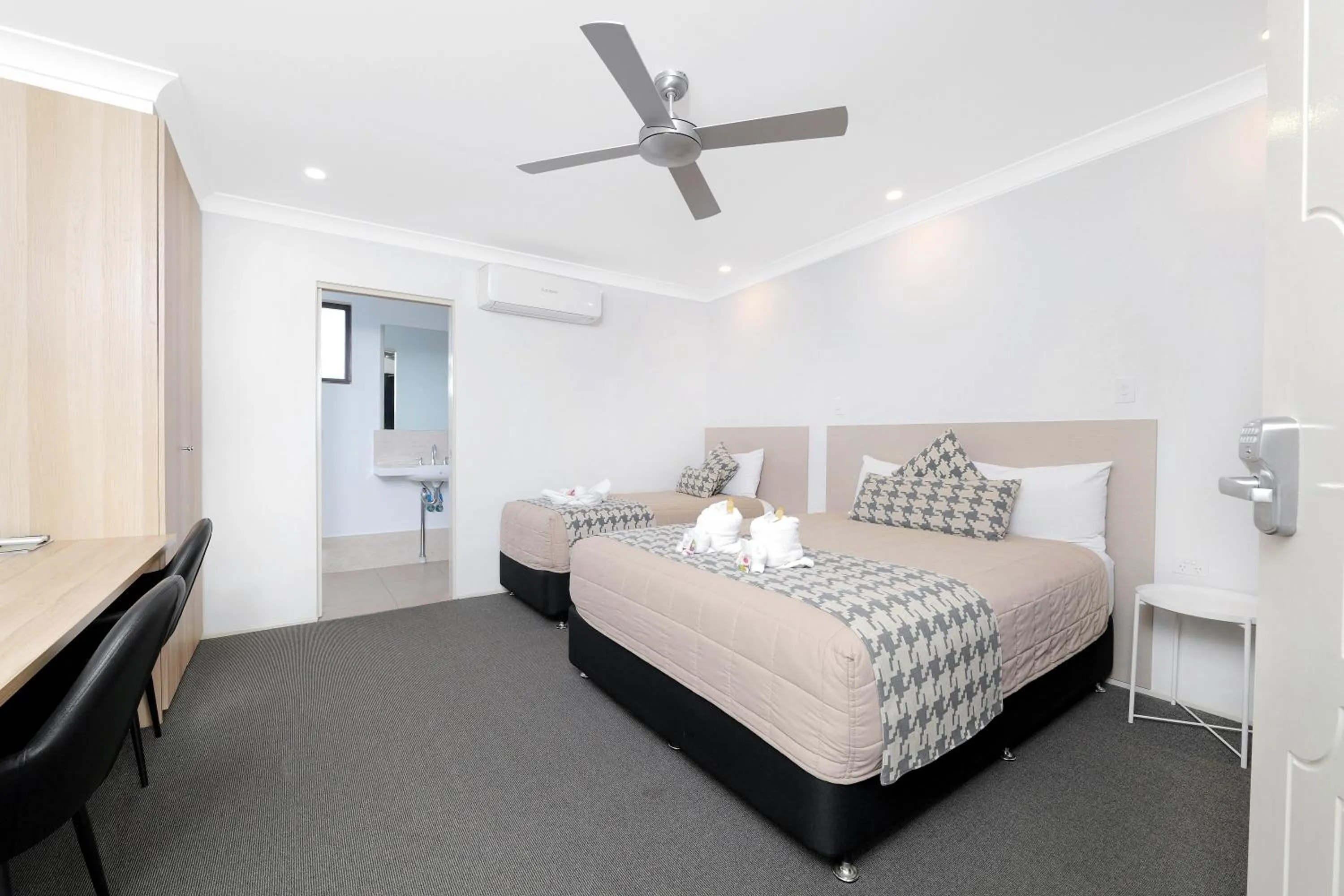 Photo of the whole room, Bed in Boggabri Motel