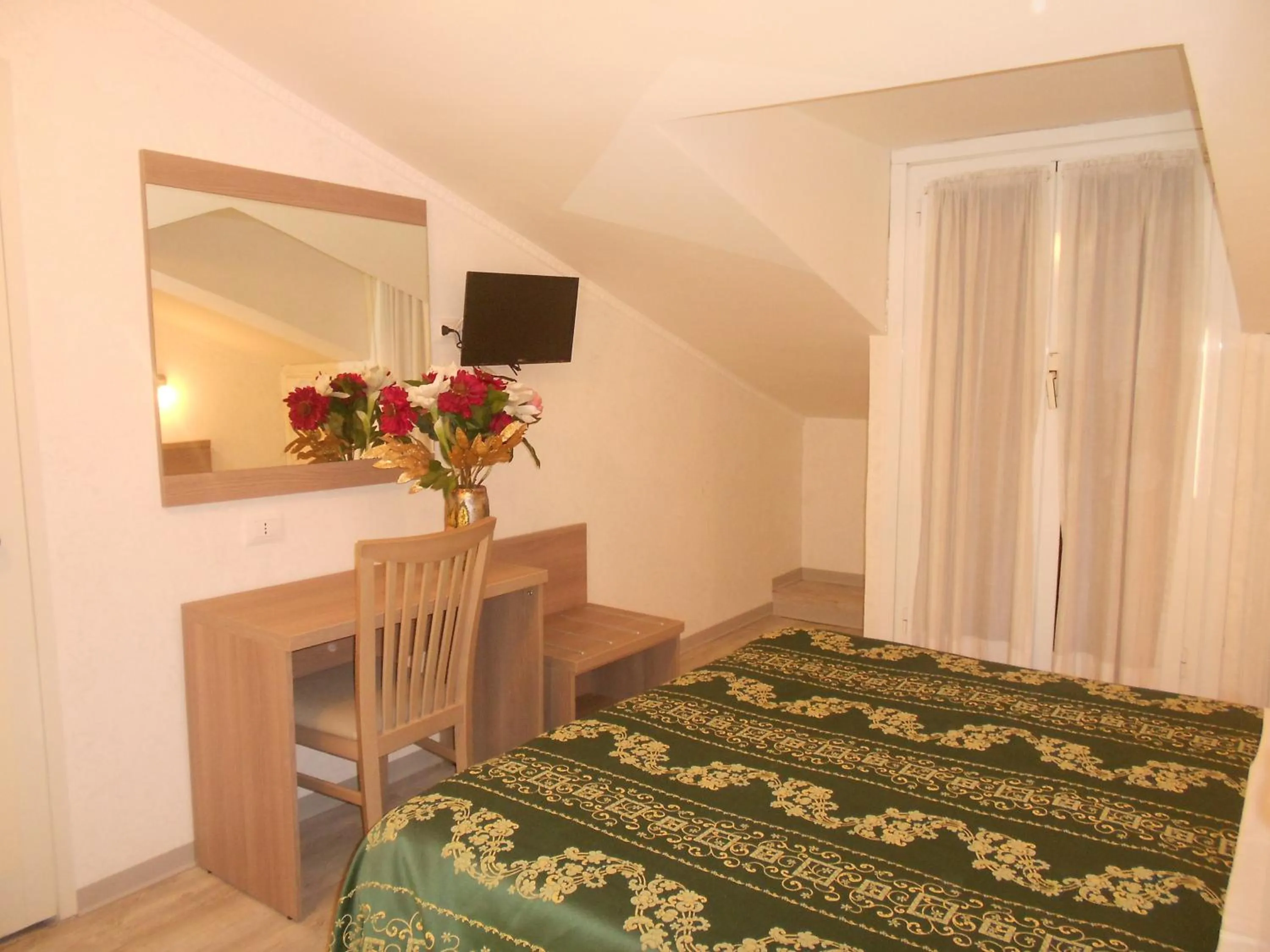 Bedroom, Bed in Hotel Concorde