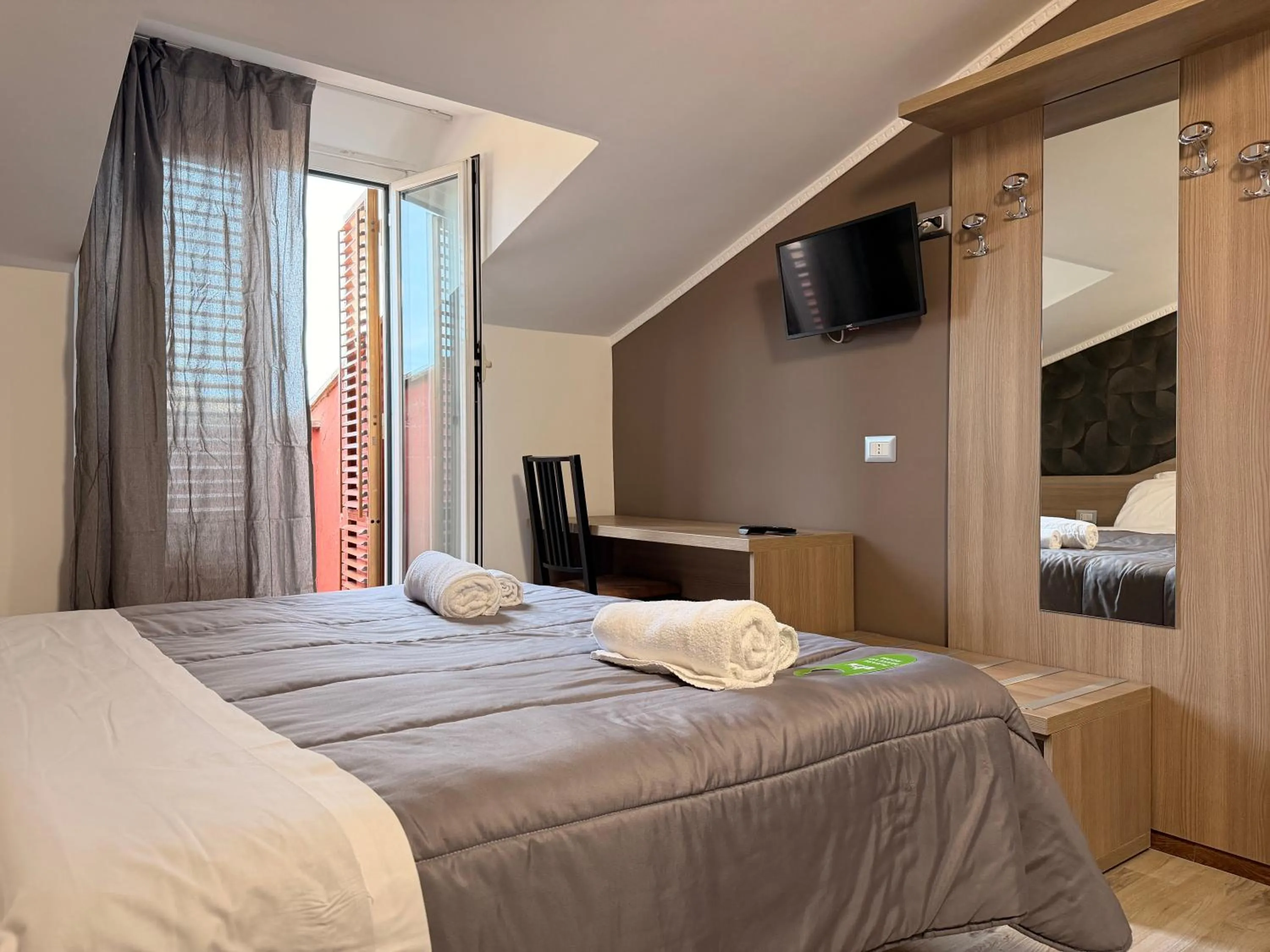 Bedroom, Bed in Hotel Concorde