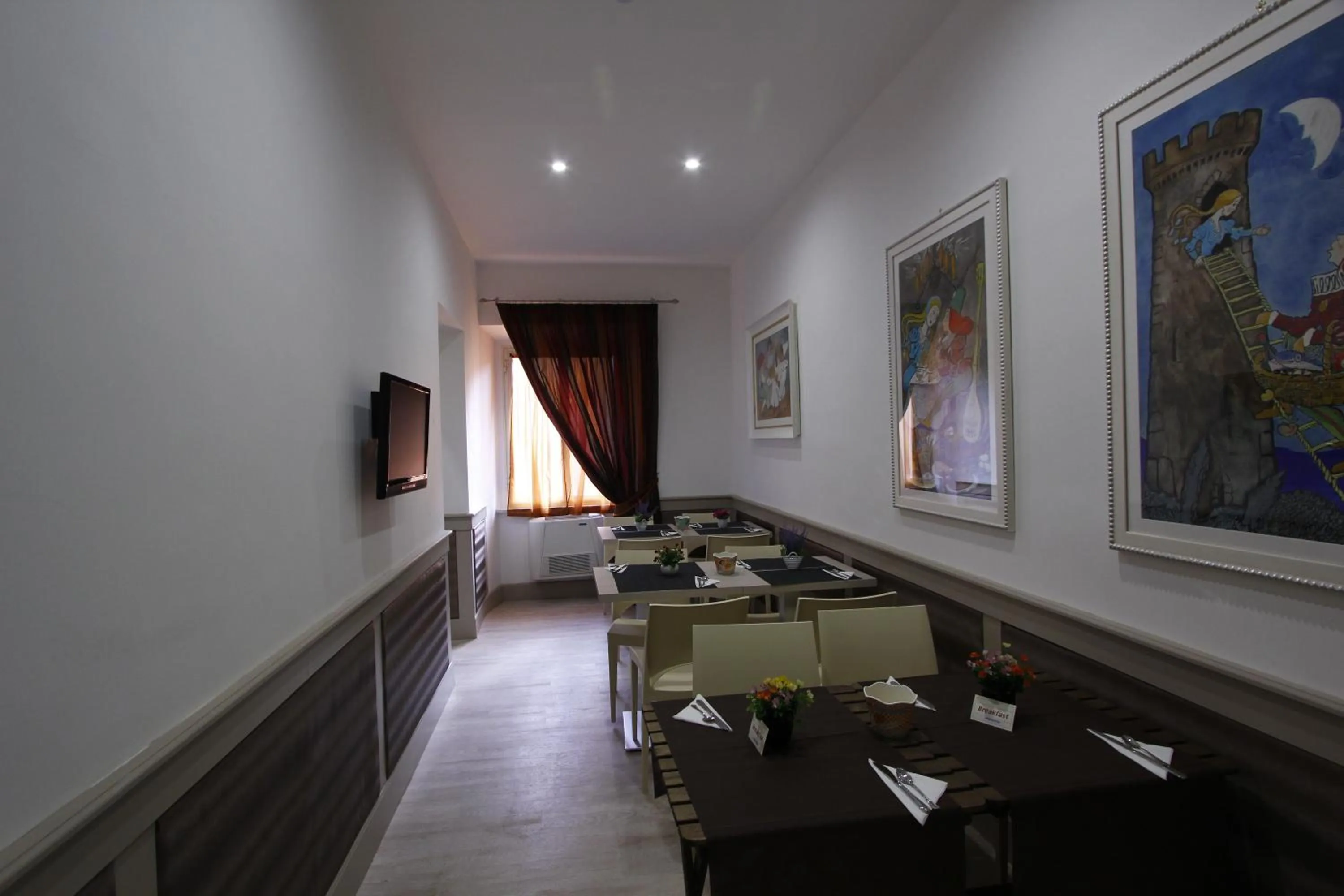 Restaurant/places to eat in Hotel Concorde