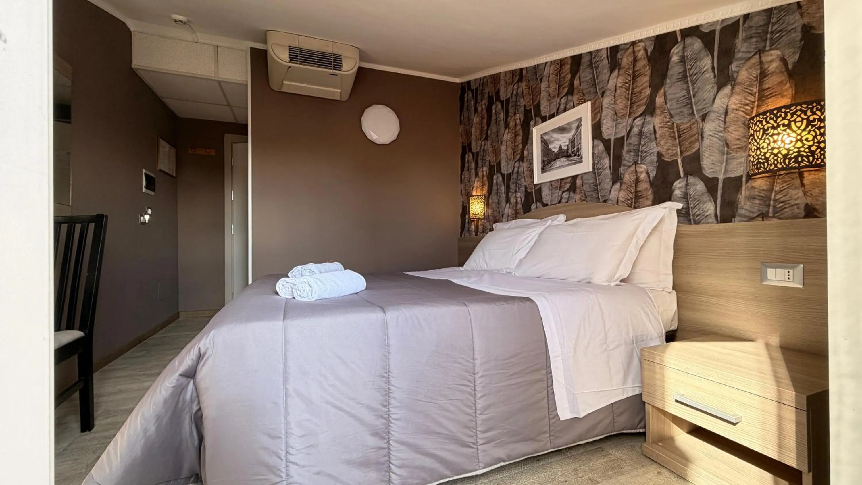 Photo of the whole room, Bed in Hotel Concorde