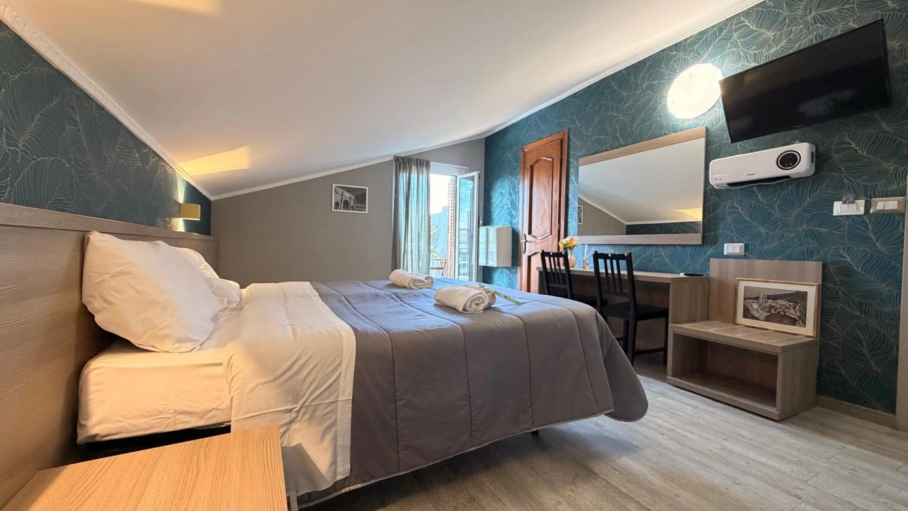 TV and multimedia, Bed in Hotel Concorde