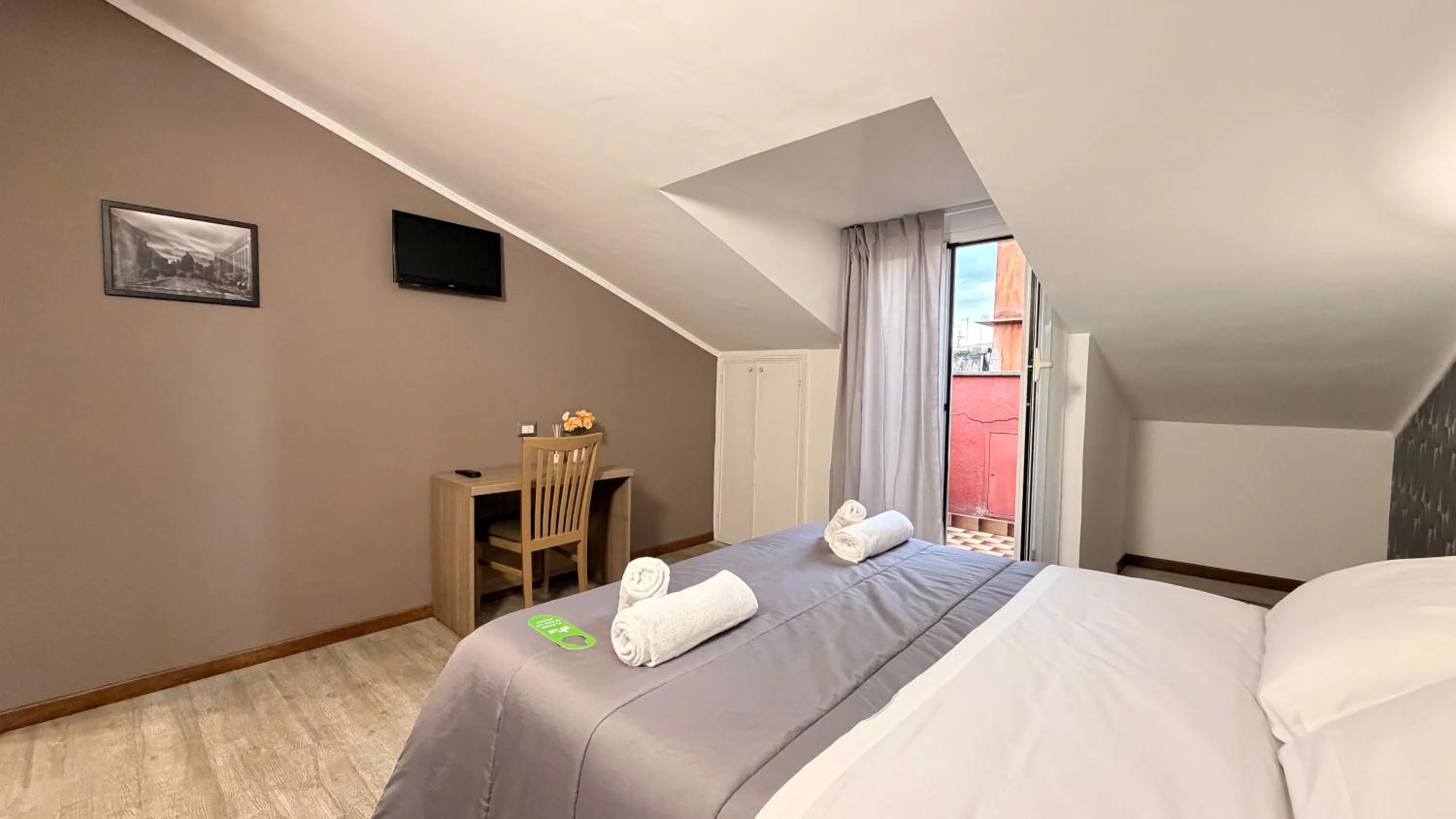 Photo of the whole room, Bed in Hotel Concorde