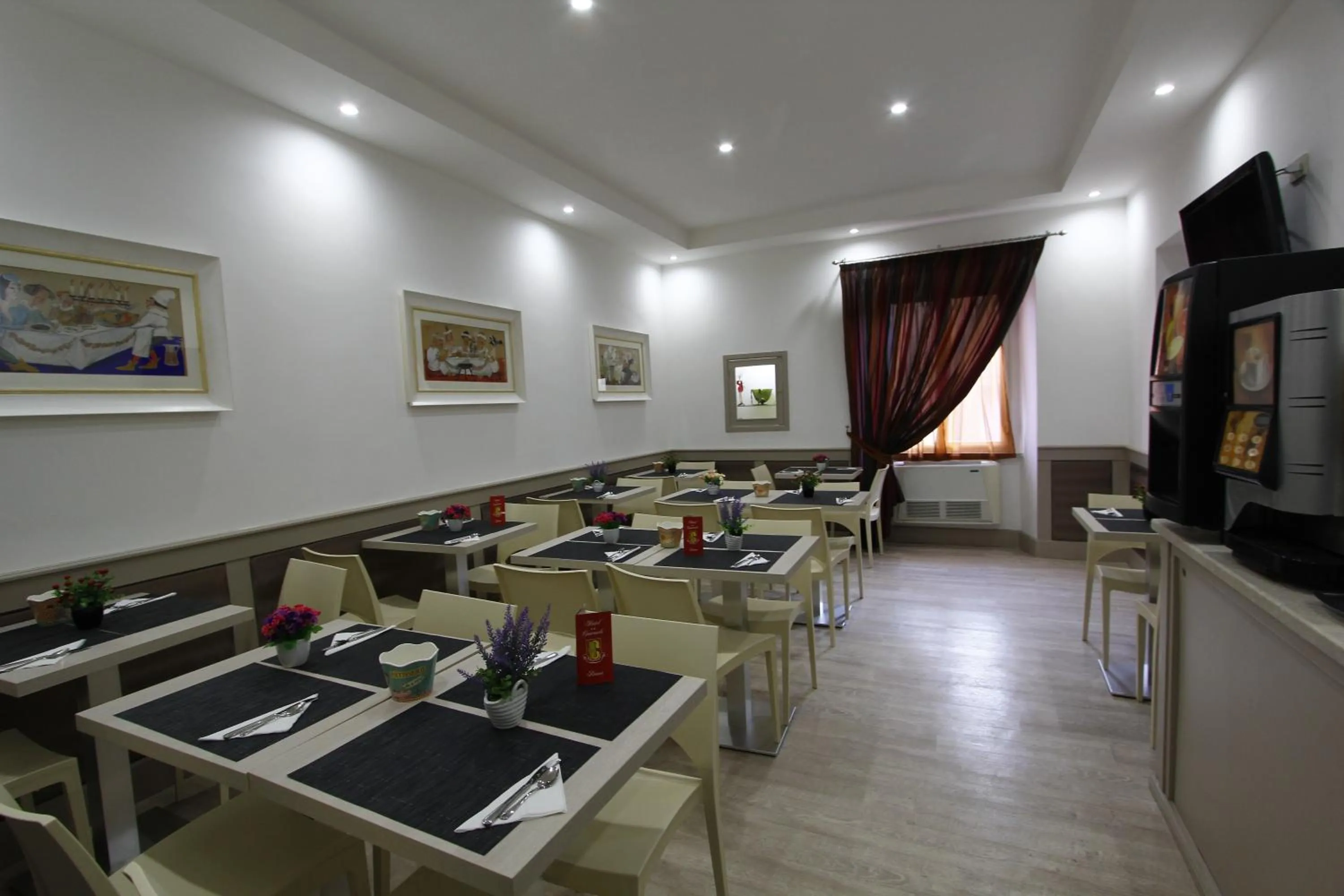 Restaurant/places to eat in Hotel Concorde