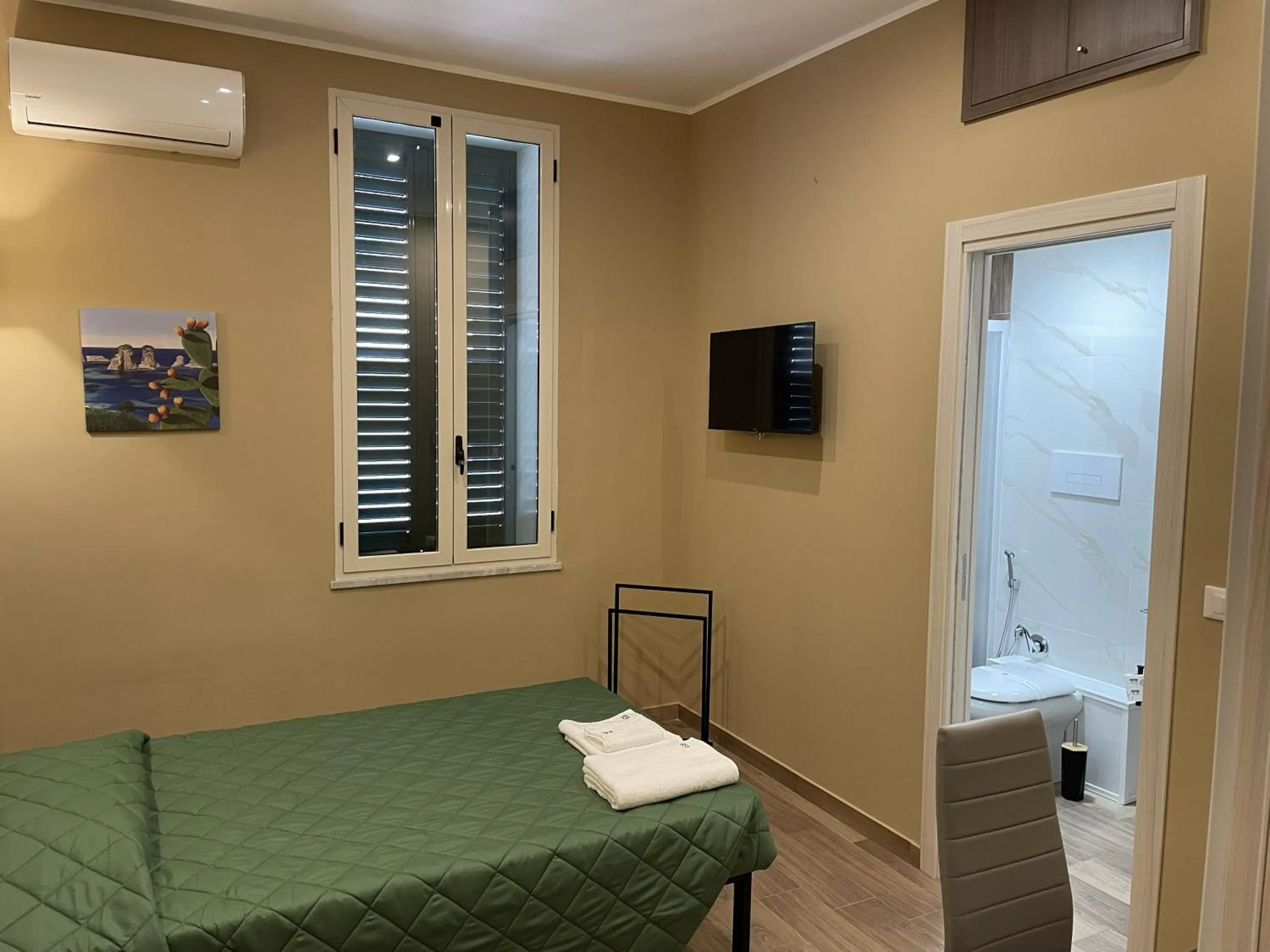 Toilet, Bed in Exclusive B&B