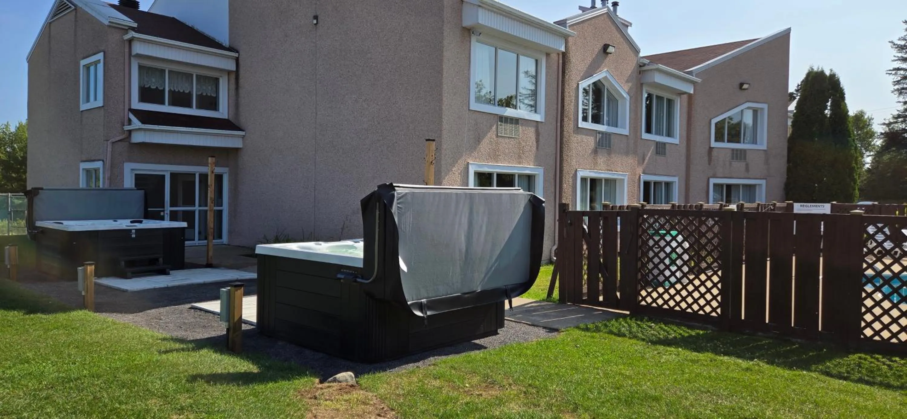 Hot Tub in Hôtel Matha