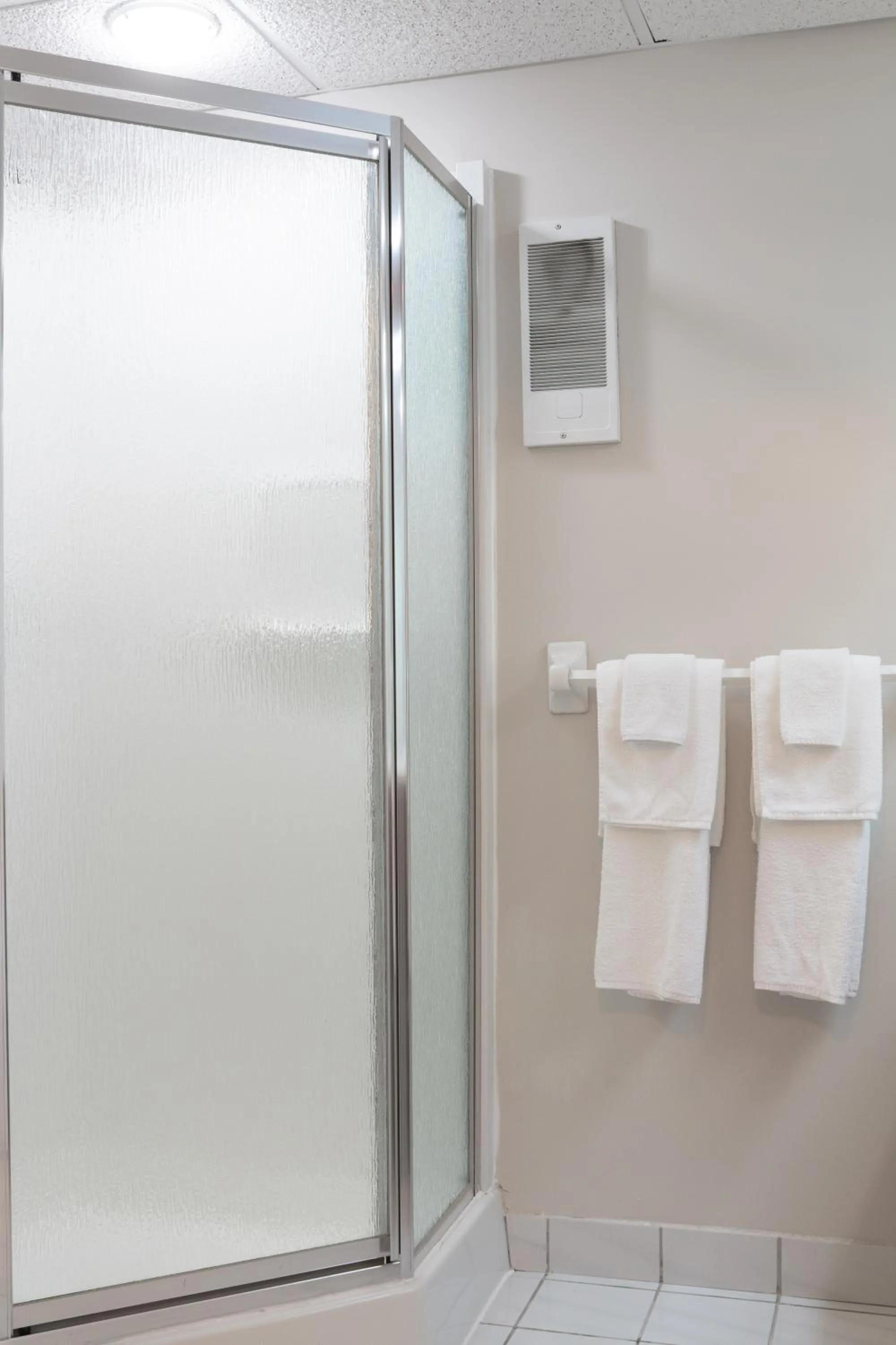 Shower in Hôtel Matha