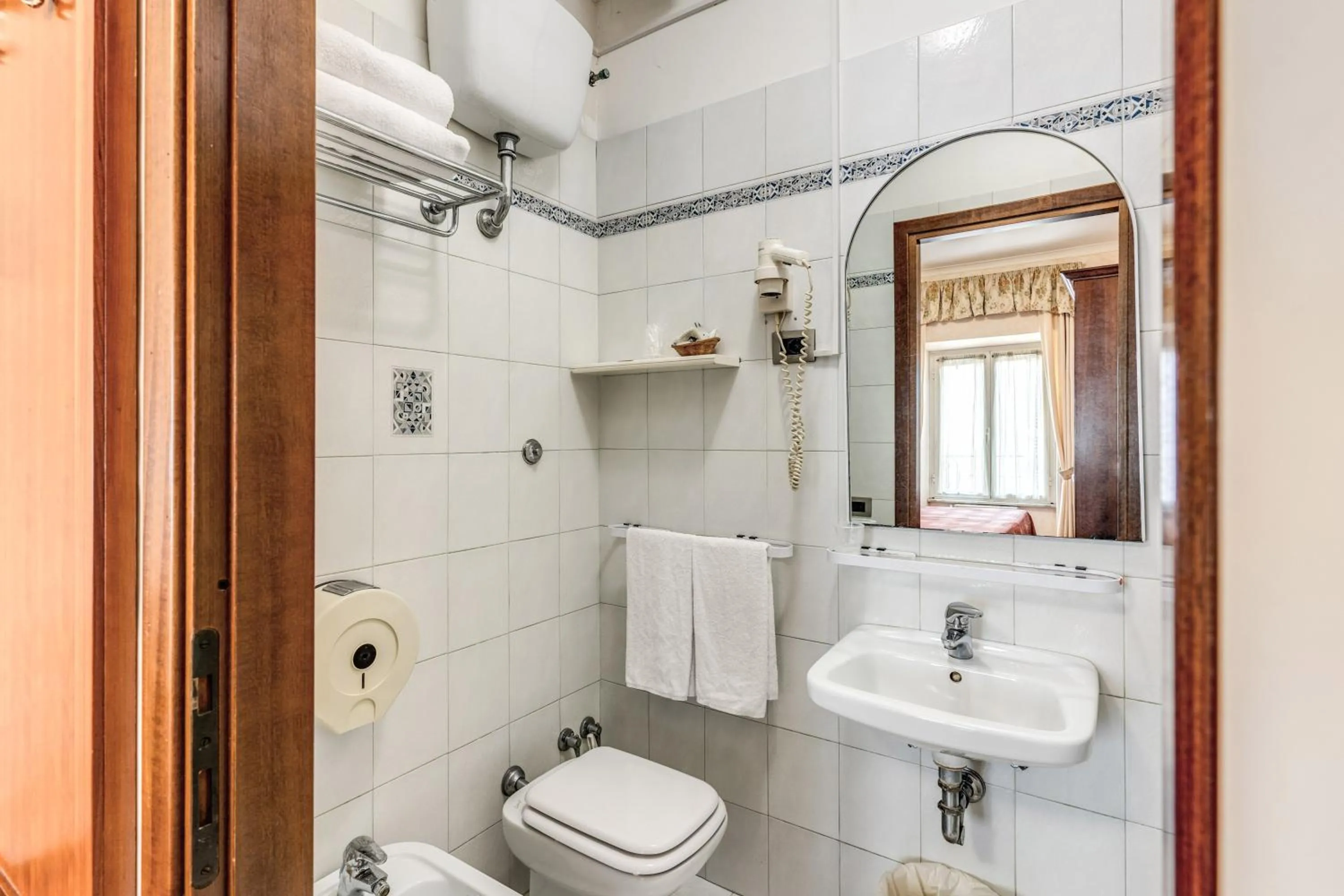 Shower in Hotel Milo