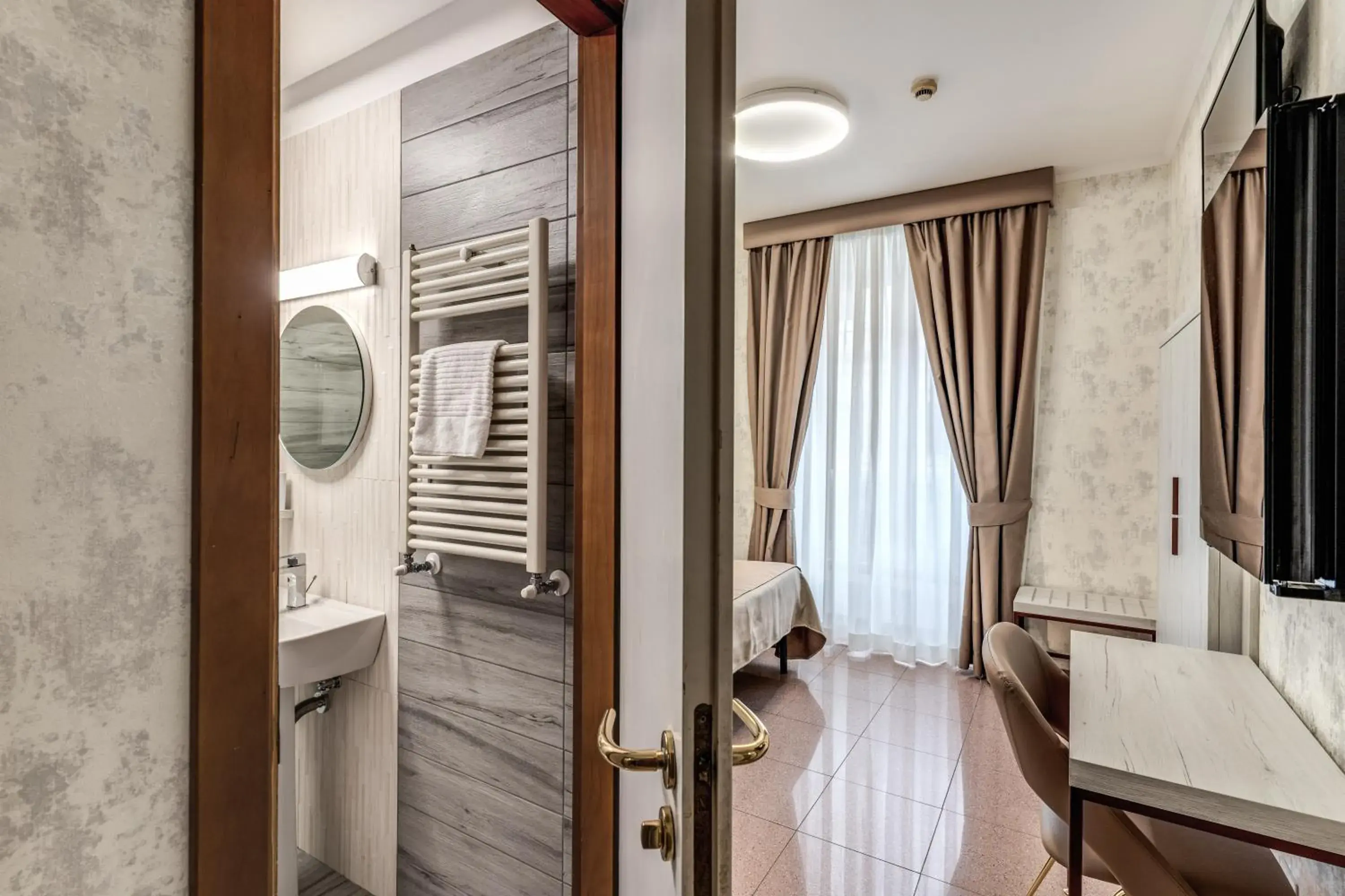 Superior Queen Room in Hotel Milo Superior Queen Room in Hotel Milo