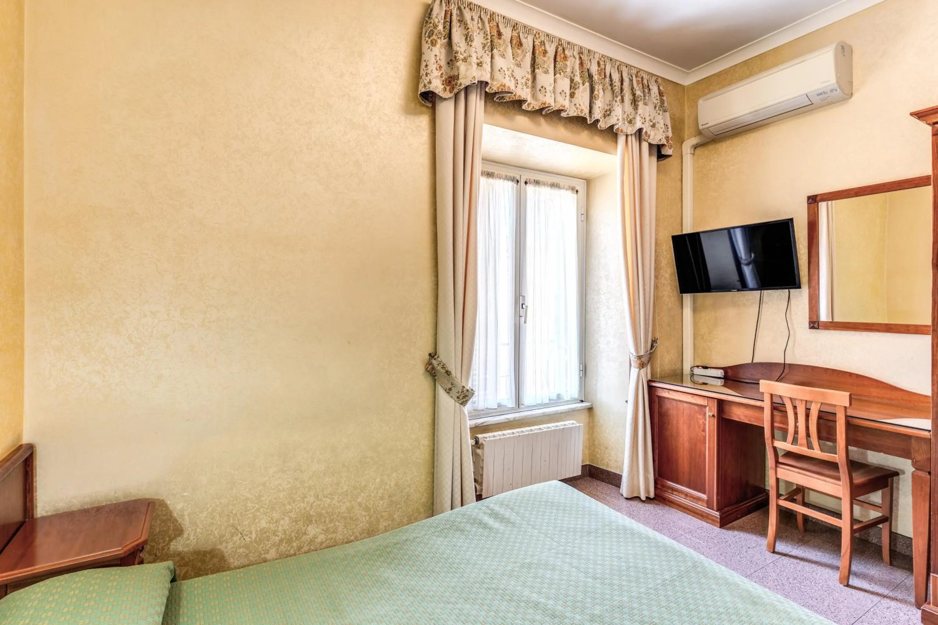 Bedroom, Bed in Hotel Milo