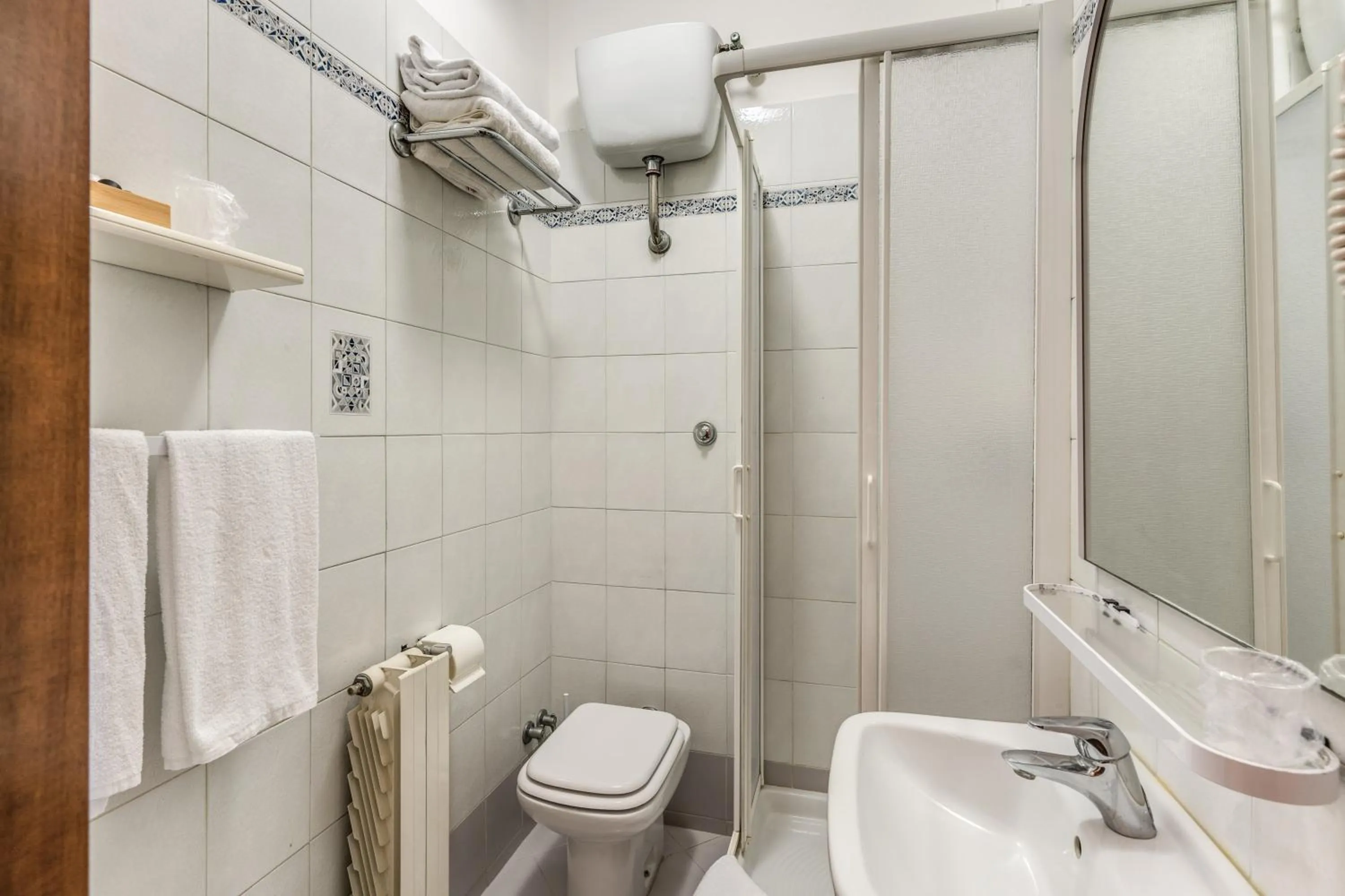 Shower in Hotel Milo