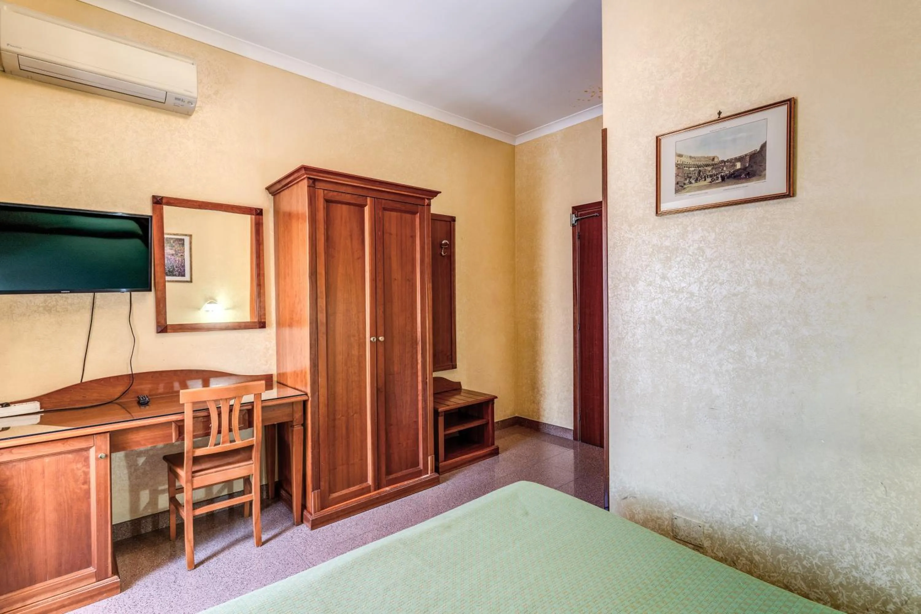 Bedroom, Bed in Hotel Milo