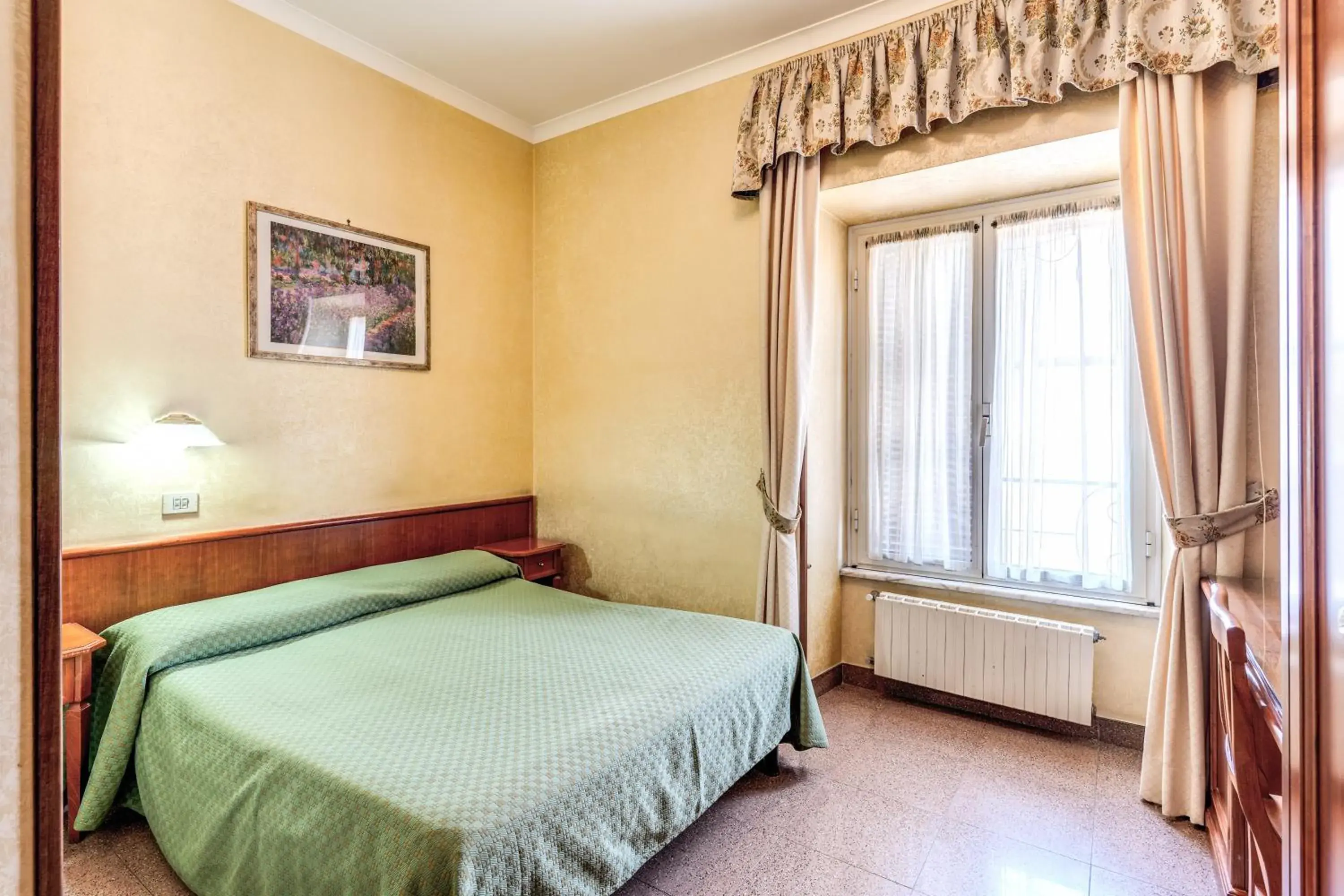 Small Double Room in Hotel Milo Small Double Room in Hotel Milo