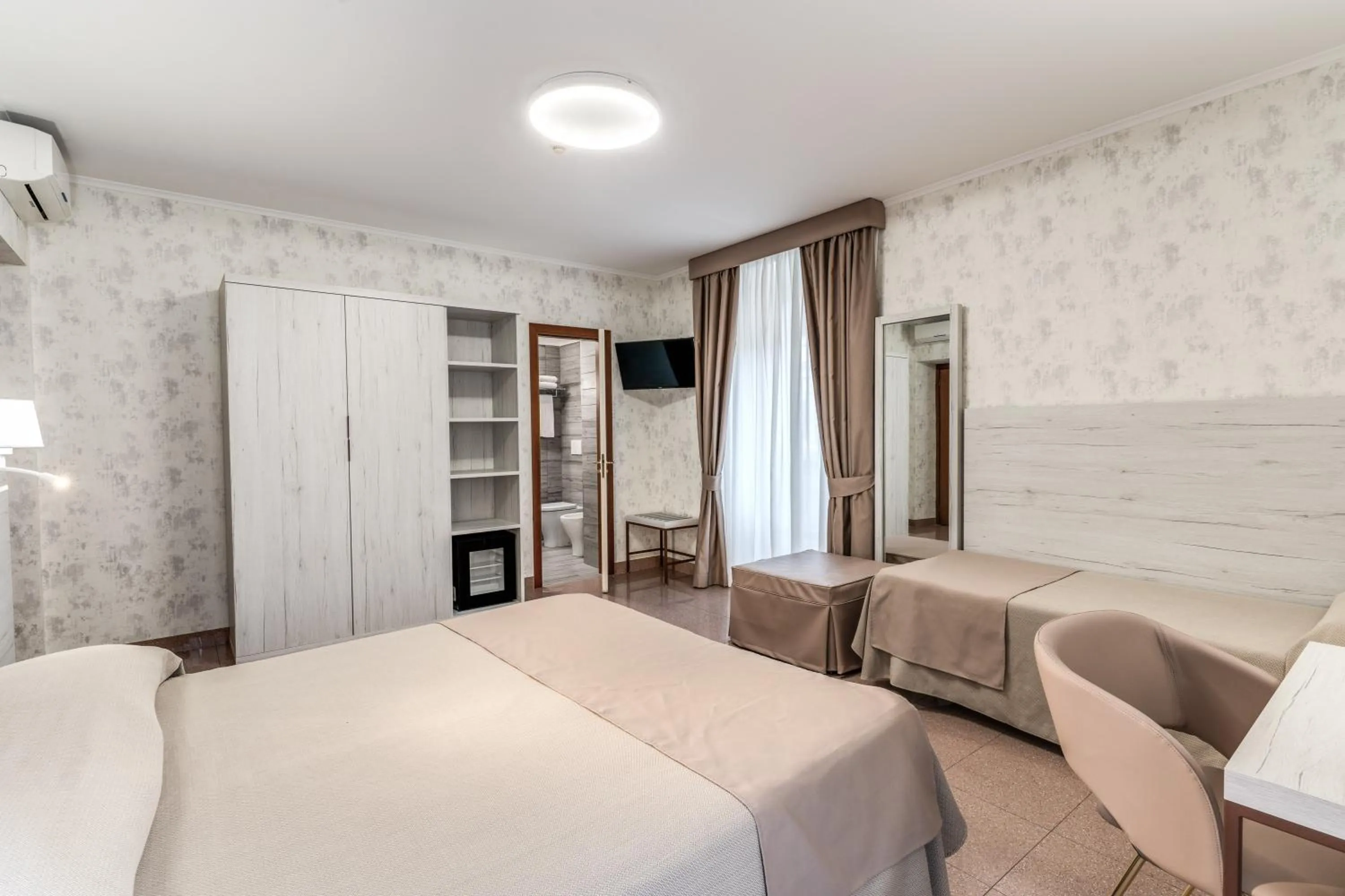 Bedroom, Bed in Hotel Milo