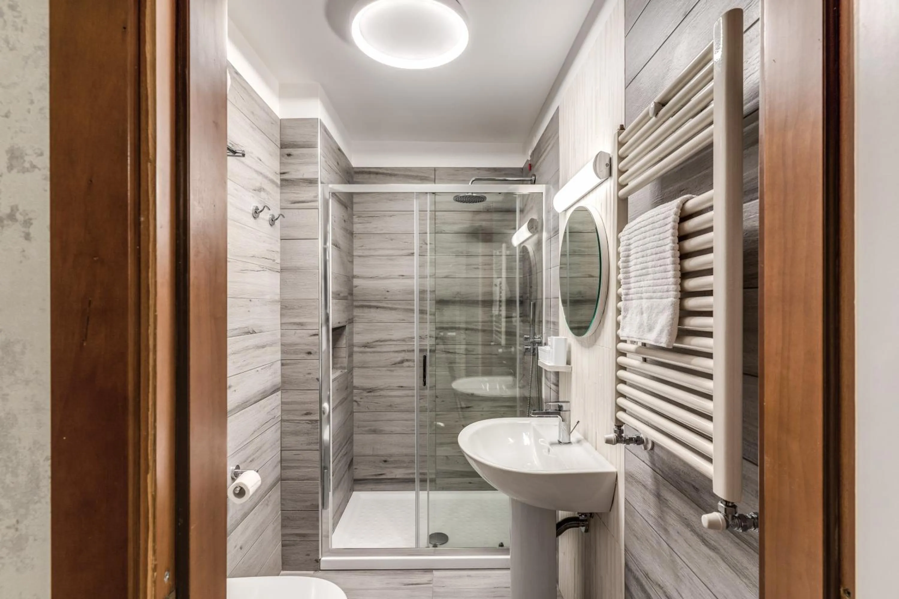 Shower in Hotel Milo