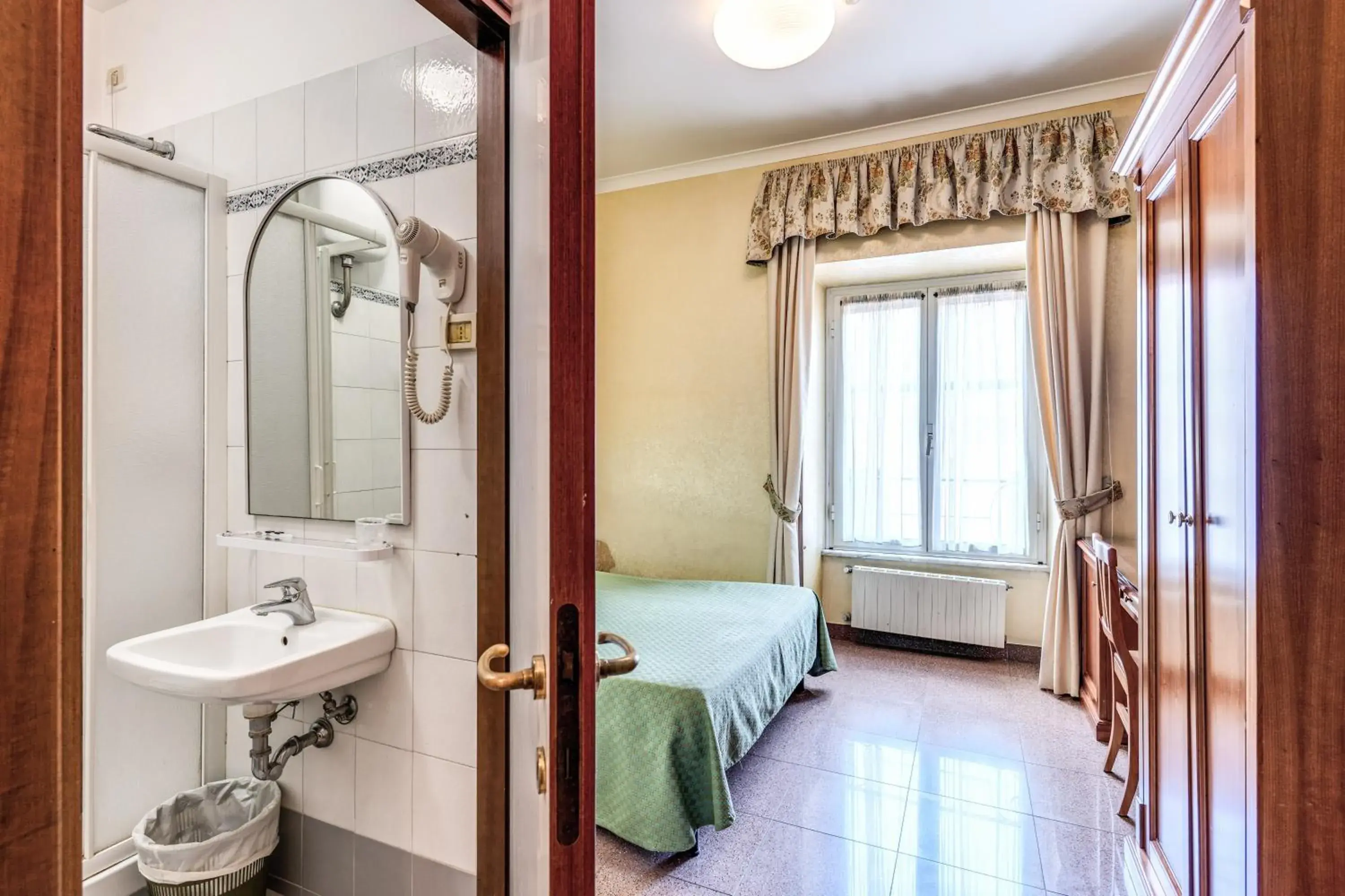 Shower, Bed in Hotel Milo Shower, Bed in Hotel Milo