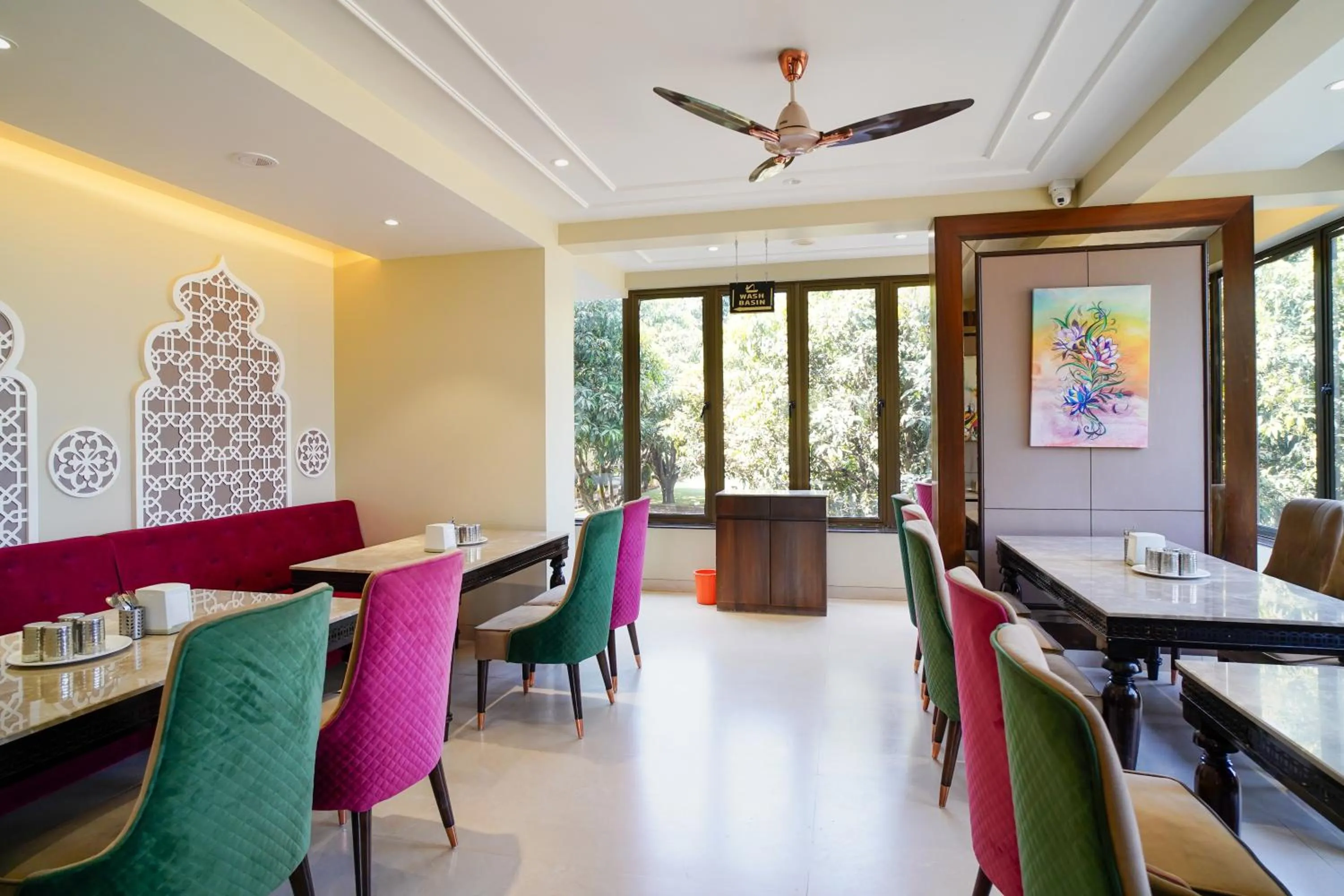 Restaurant/places to eat in VIRASAT RESORT
