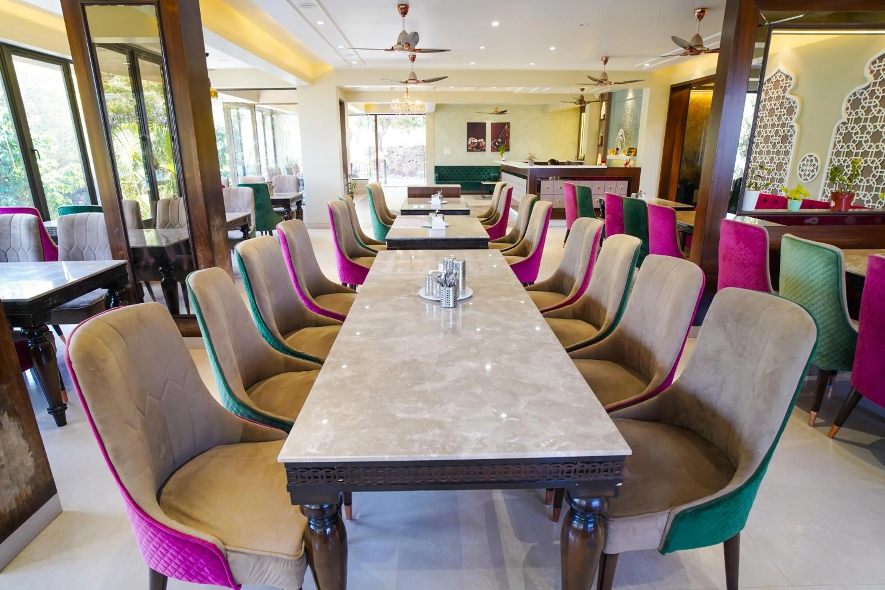 Restaurant/places to eat in VIRASAT RESORT