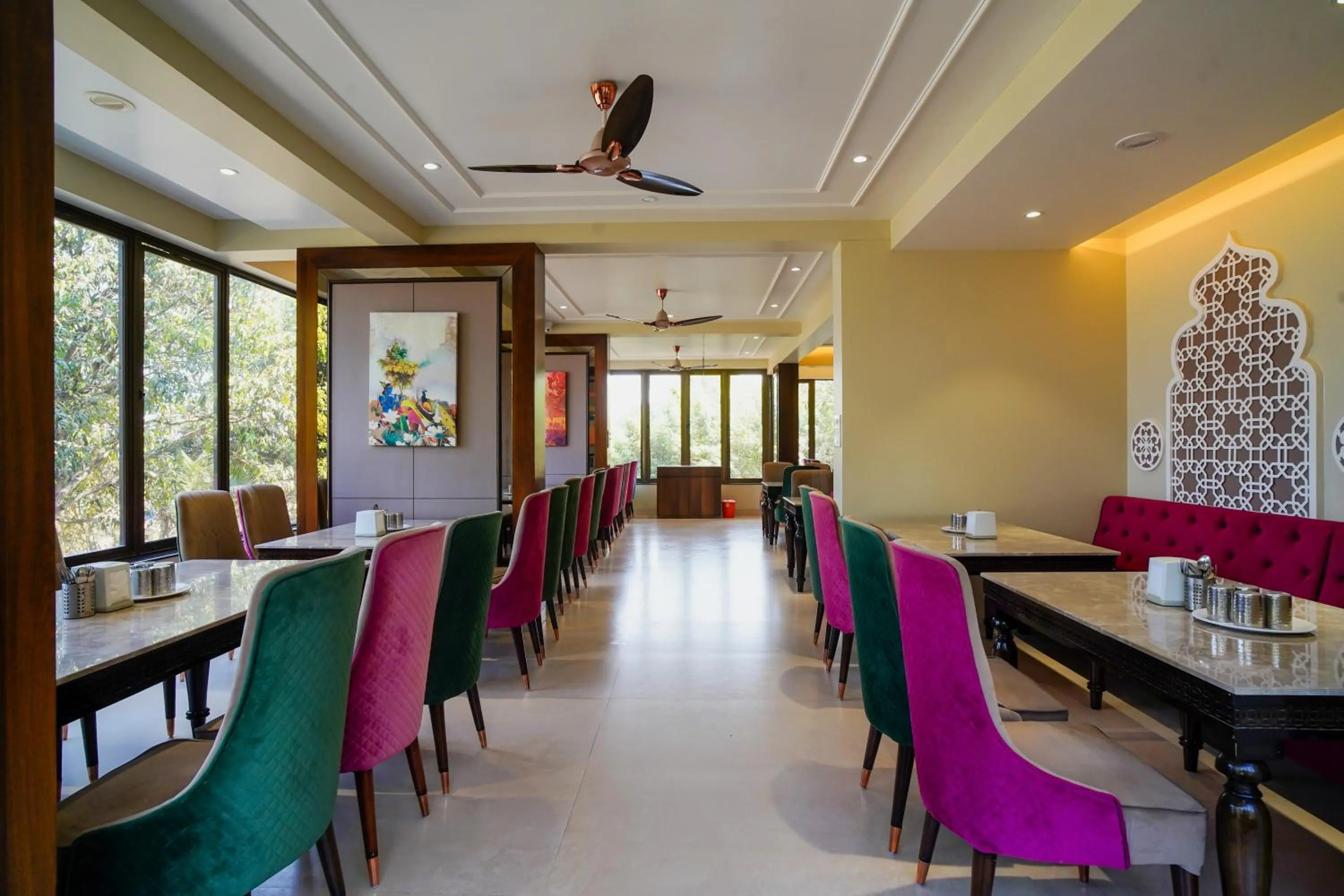 Restaurant/places to eat in VIRASAT RESORT