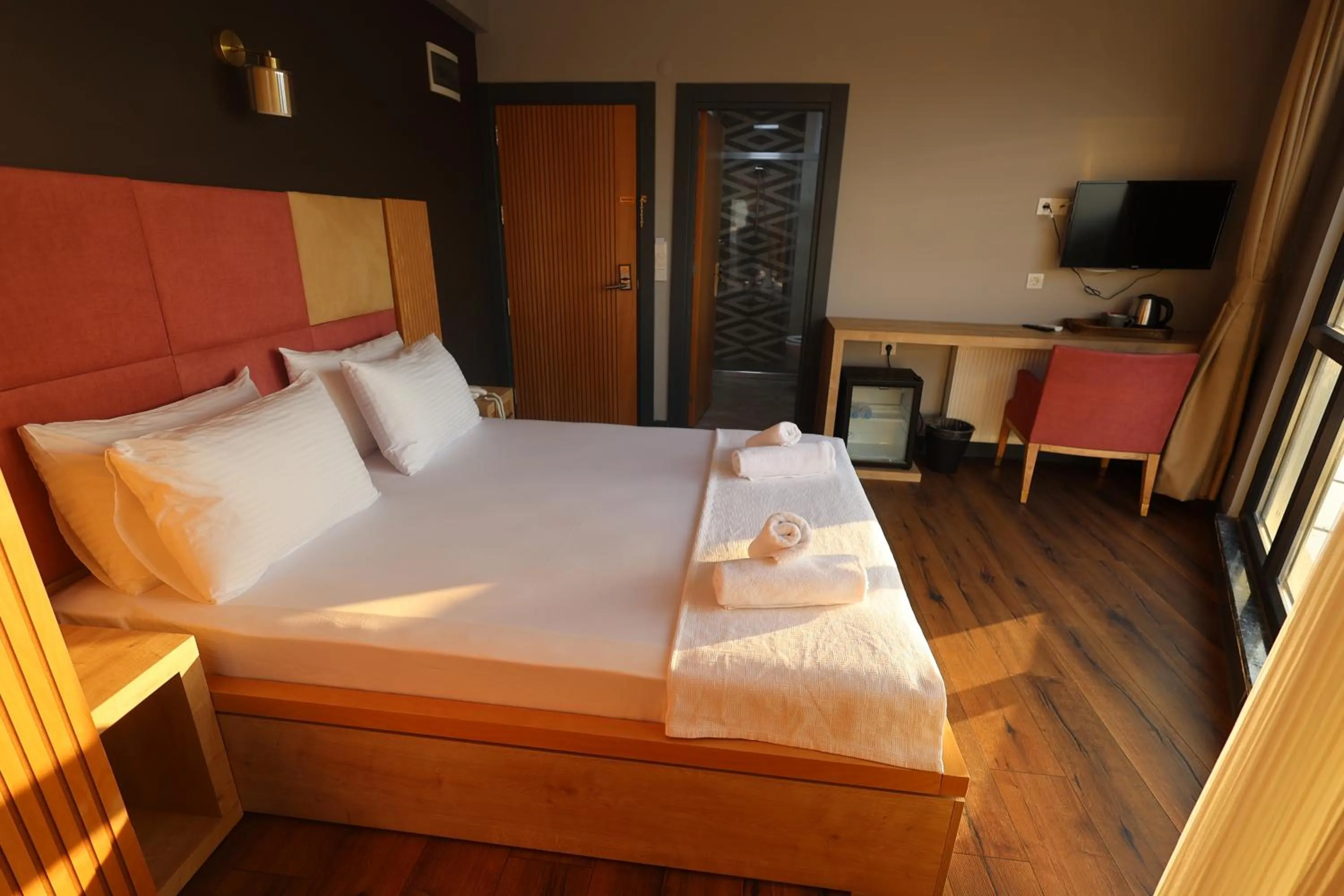 Communal lounge/ TV room, Bed in Taşliman Otel