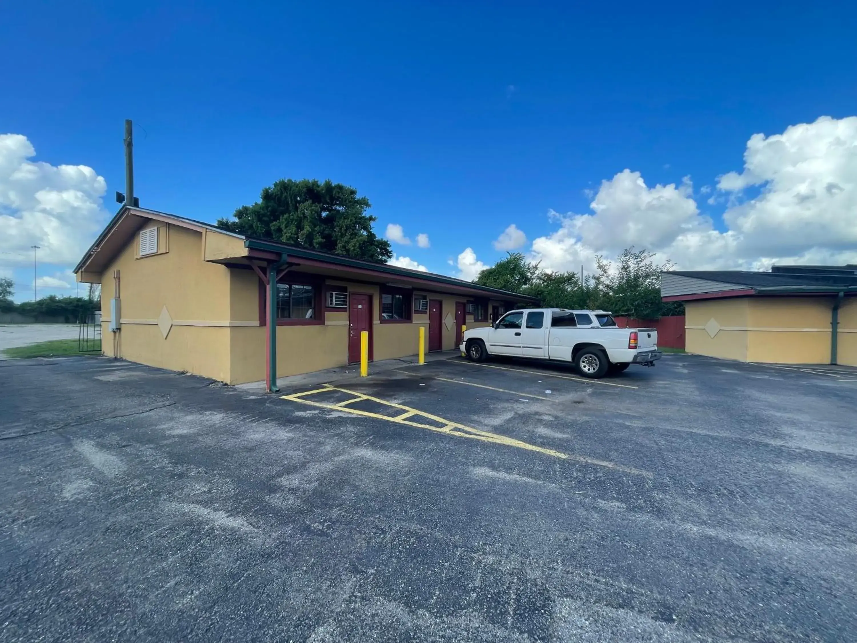 Property building in Royal Palms Motel & RV Park Property building in Royal Palms Motel & RV Park