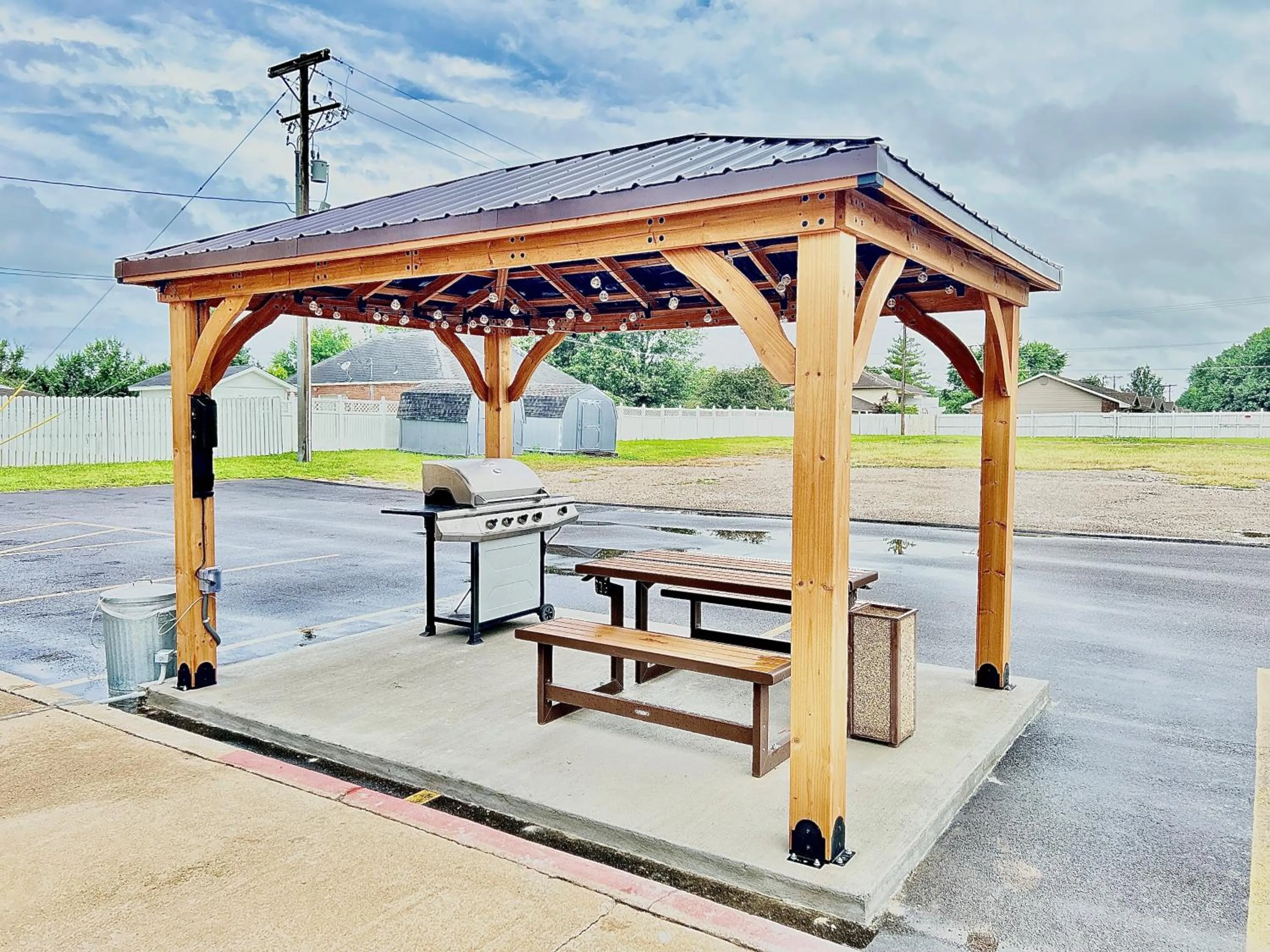 BBQ facilities in Express Inn Parsons
